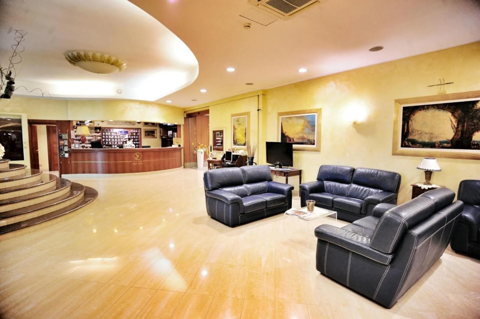 Lobby or reception in Hotel San Luca