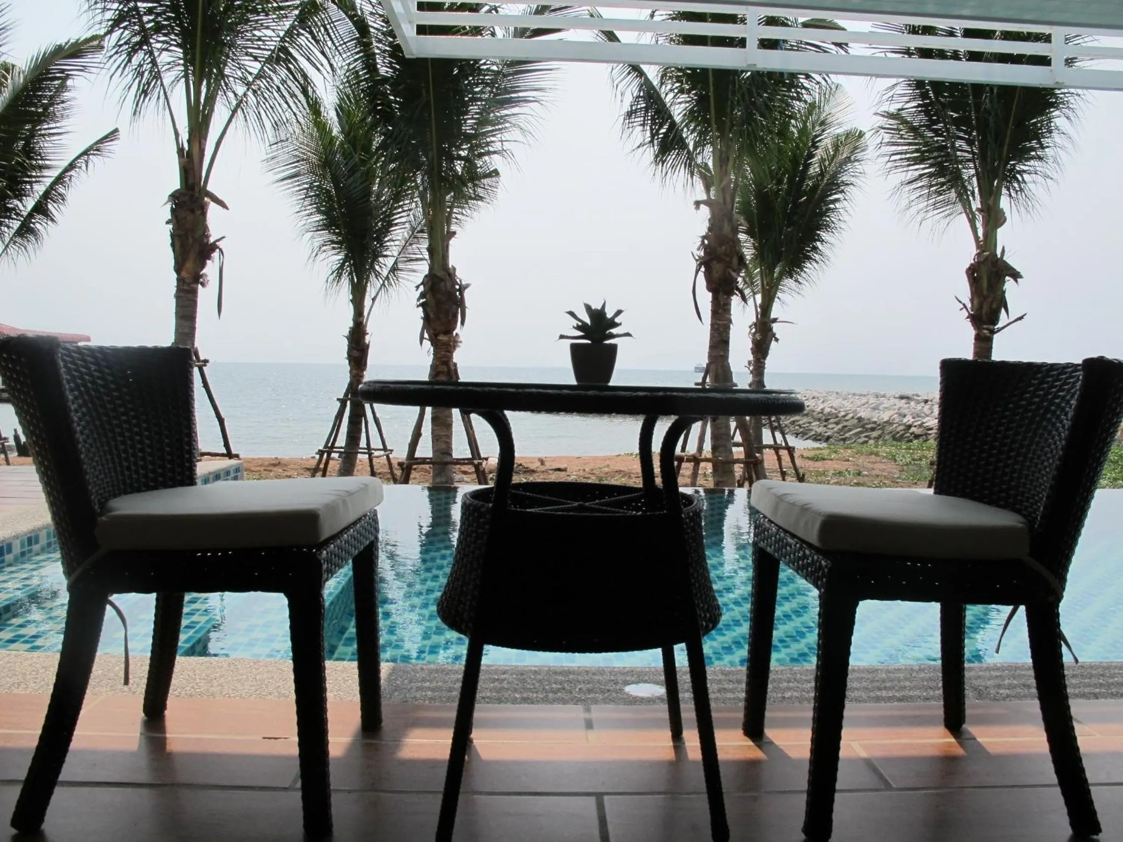 Restaurant/places to eat in Nantra Pattaya Baan Ampoe Beach