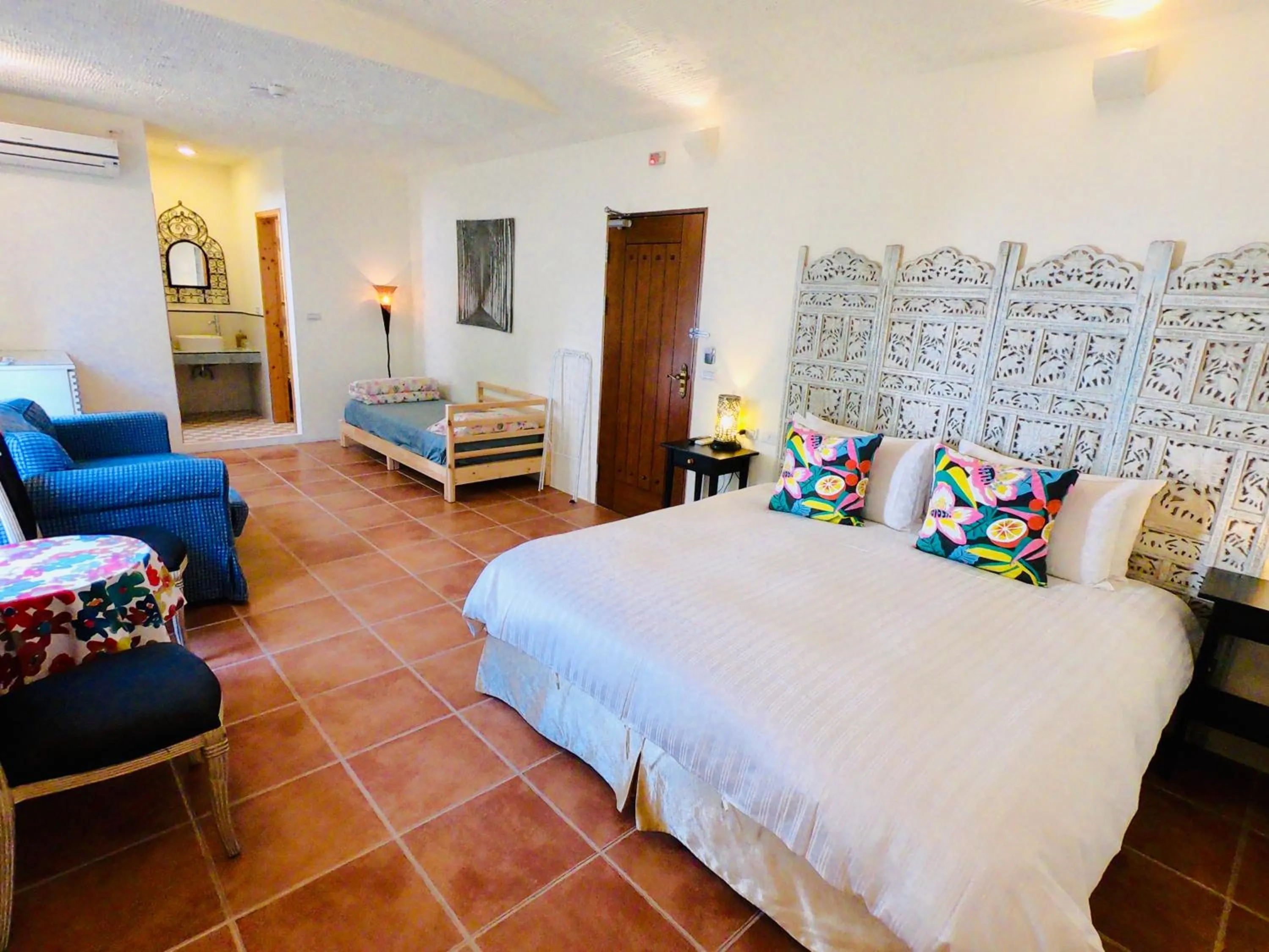 Photo of the whole room, Bed in SpoonDrift Hostal Kenting