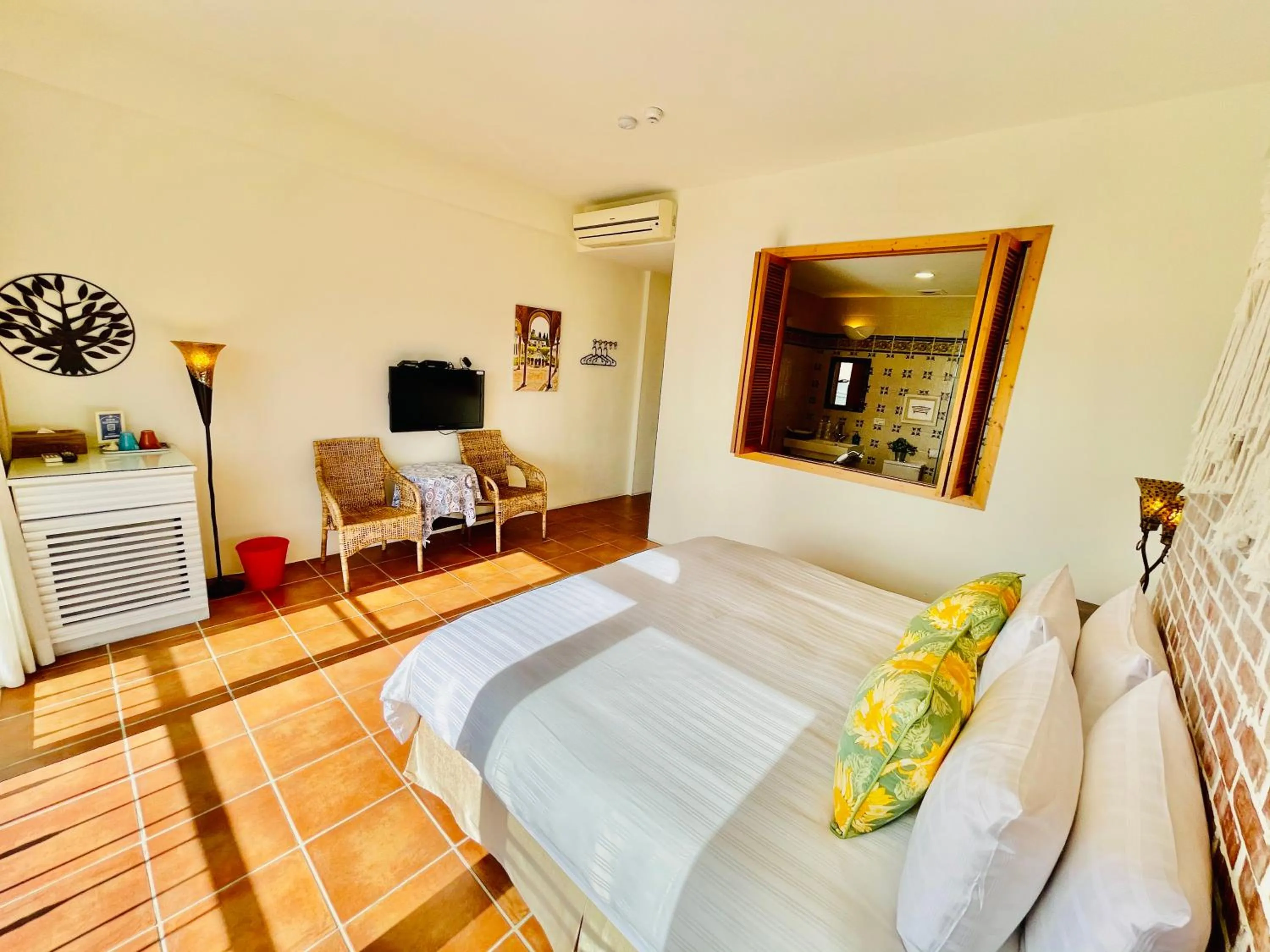 Photo of the whole room, Bed in SpoonDrift Hostal Kenting