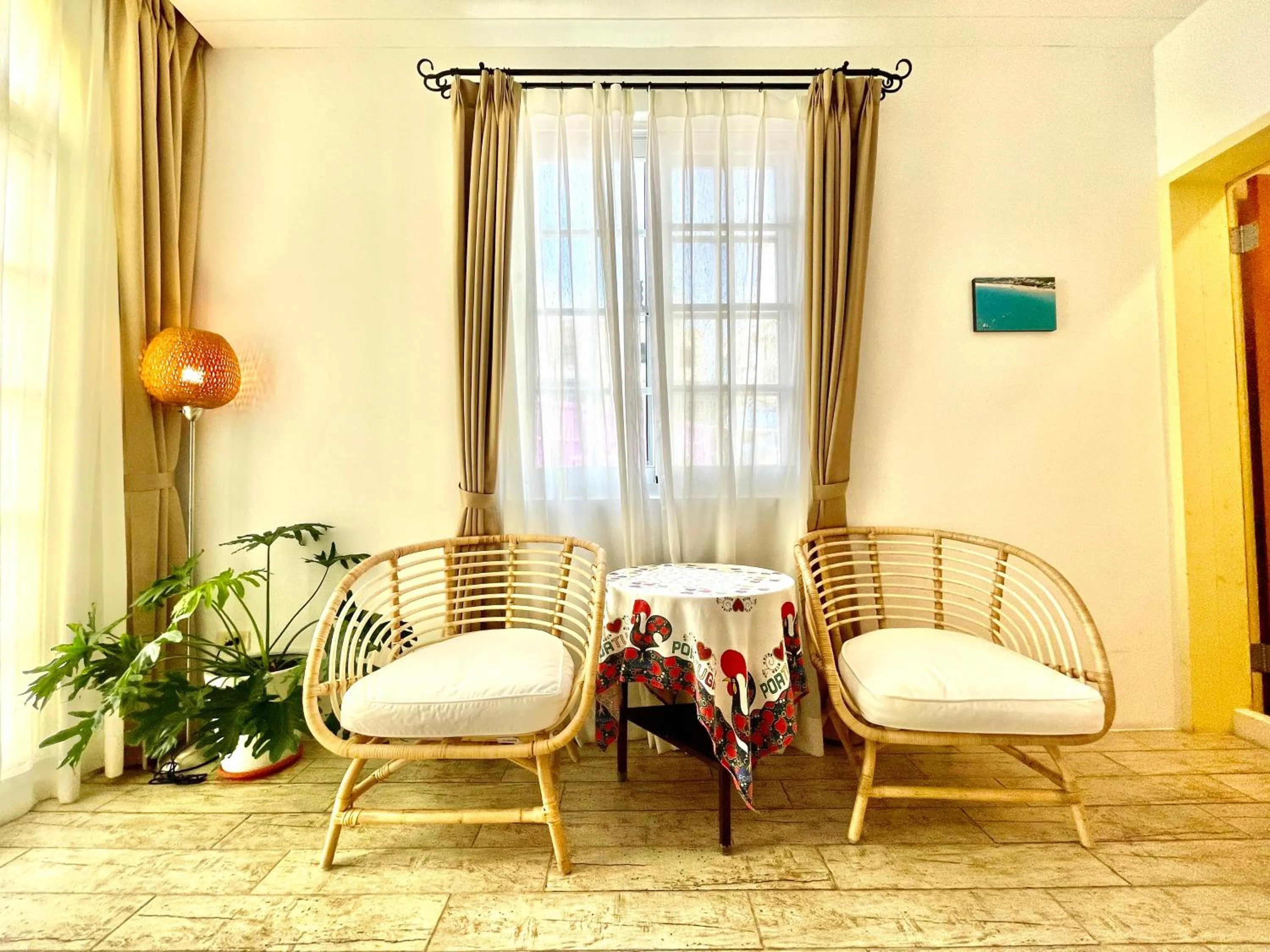 Seating area in SpoonDrift Hostal Kenting