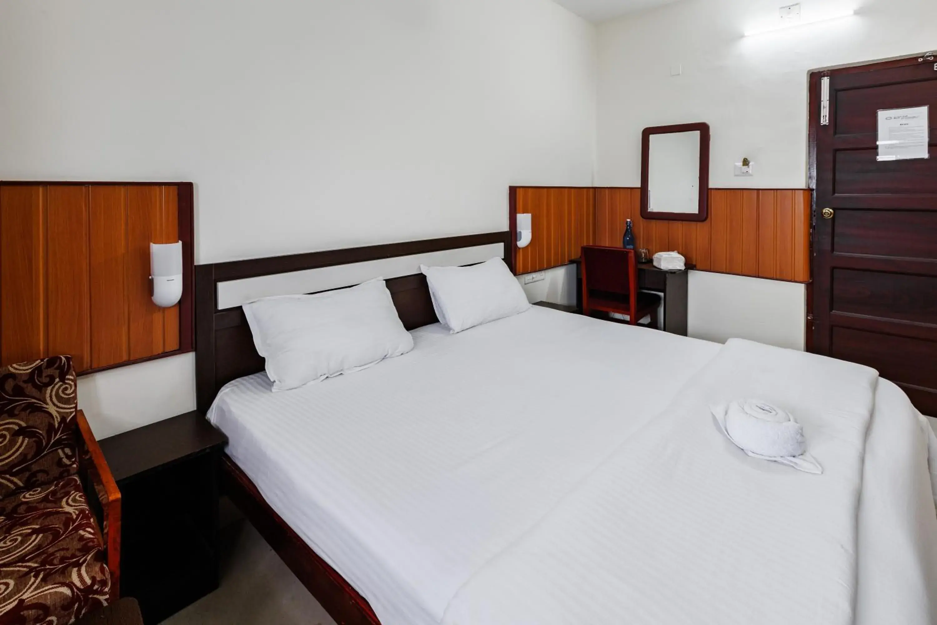 Standard Double Room with Fan in paulson park hotel Standard Double Room with Fan in paulson park hotel