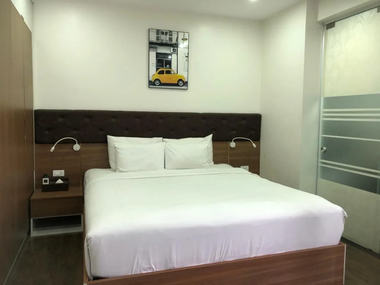 Bedroom, Bed in Queenie Hotel