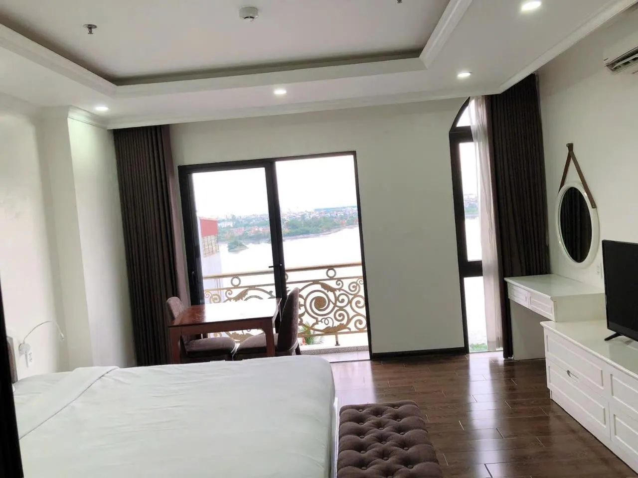 Photo of the whole room, Bed in Queenie Hotel