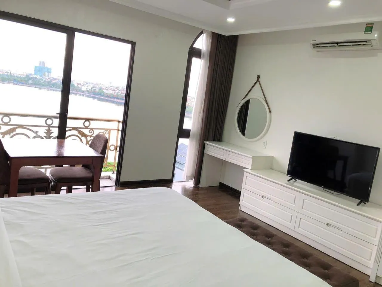 Photo of the whole room, Bed in Queenie Hotel