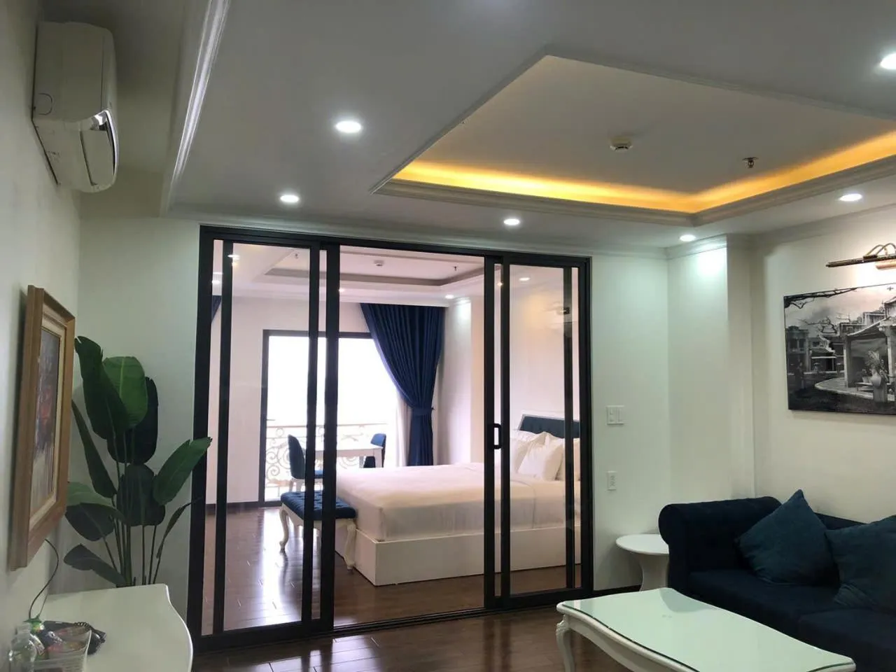 Photo of the whole room, Bed in Queenie Hotel