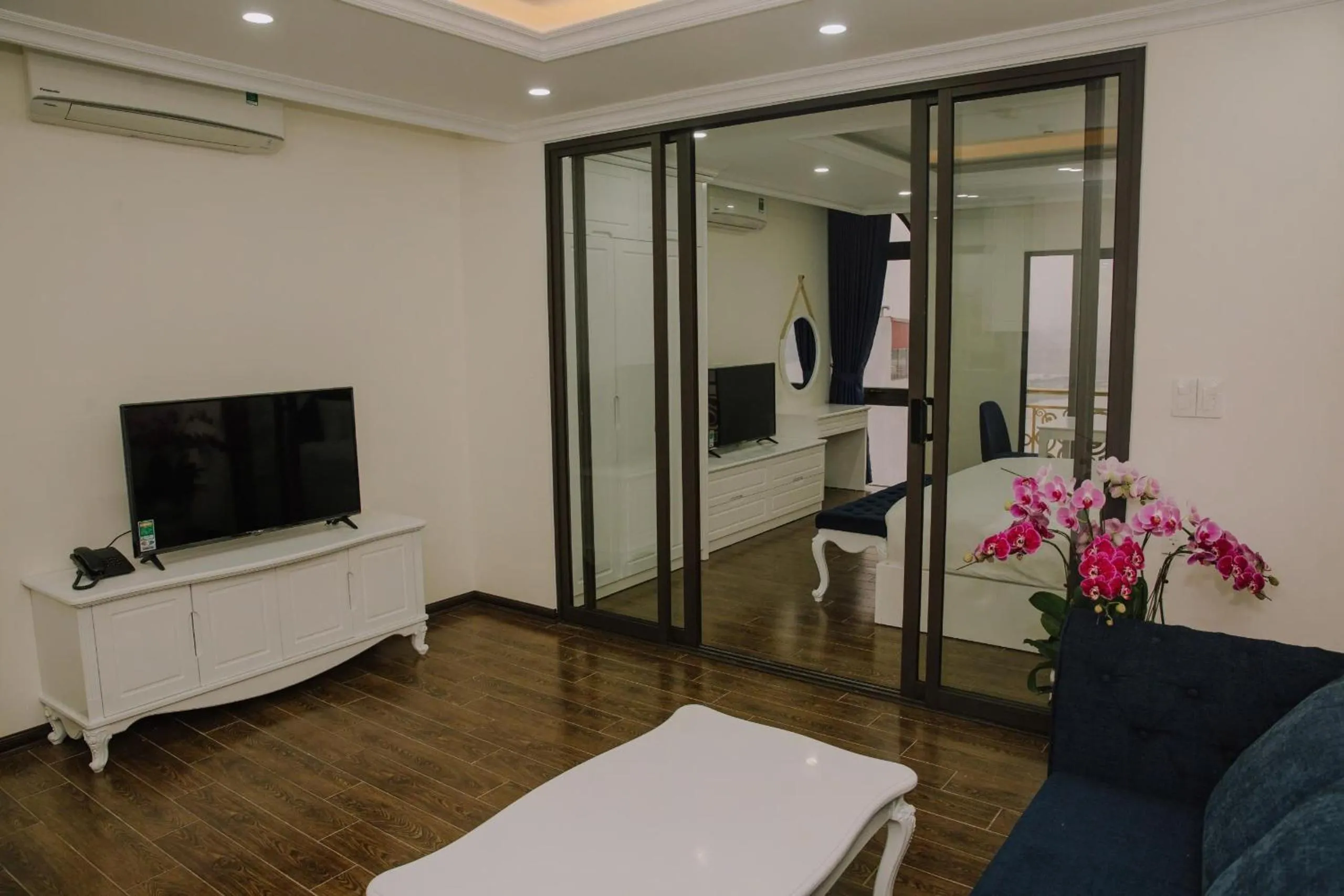 Photo of the whole room in Queenie Hotel