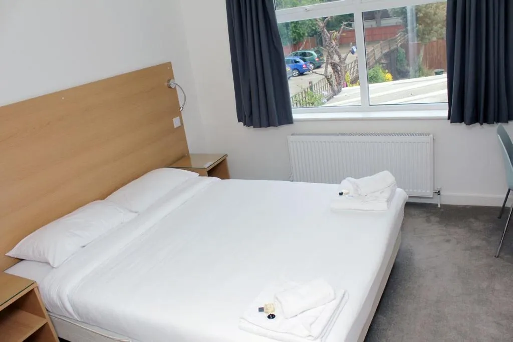 Bed in Gidea Park Hotel