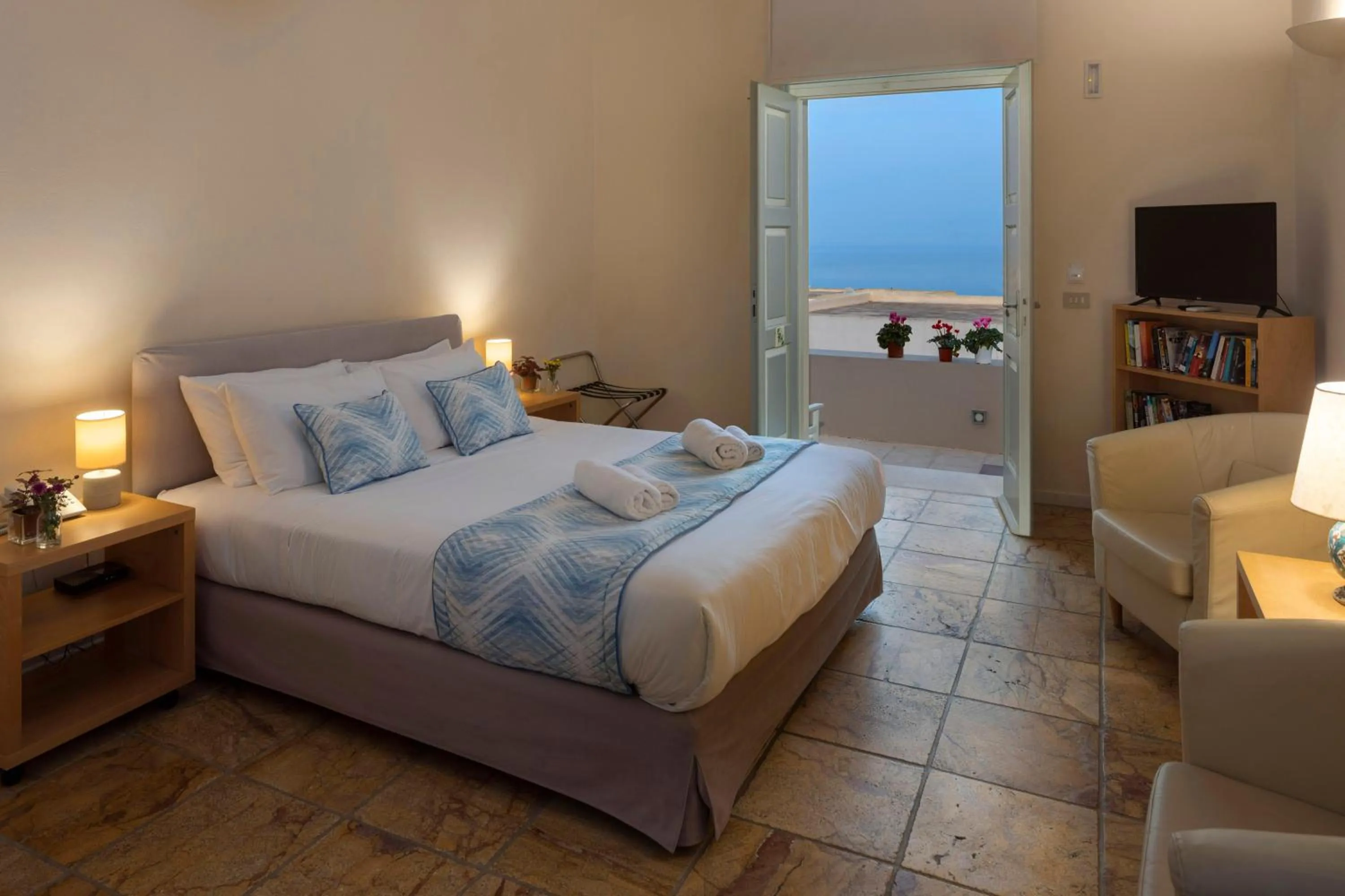 Photo of the whole room, Bed in Aria Lito Mansion