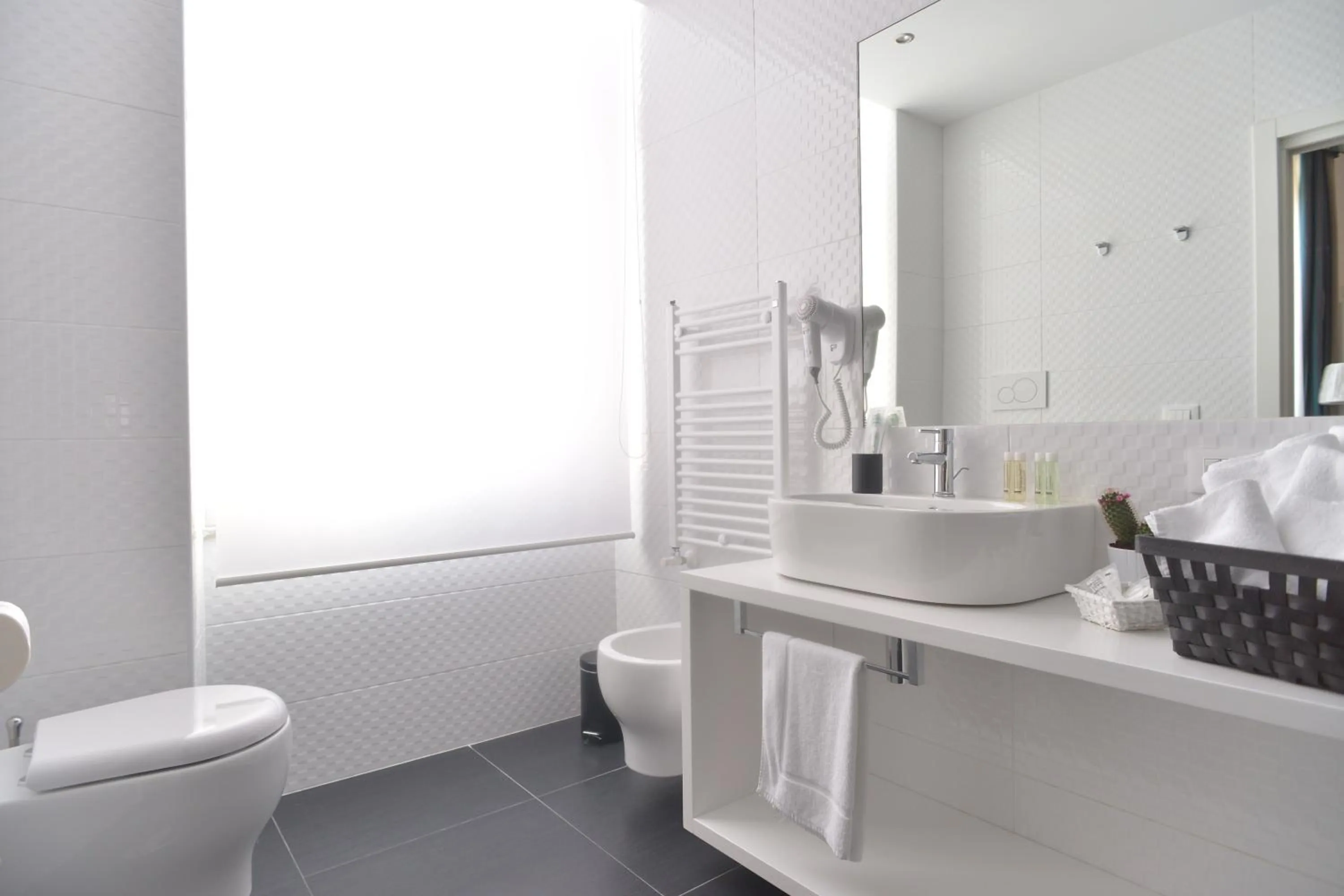 Toilet in Lata Luxury Rooms