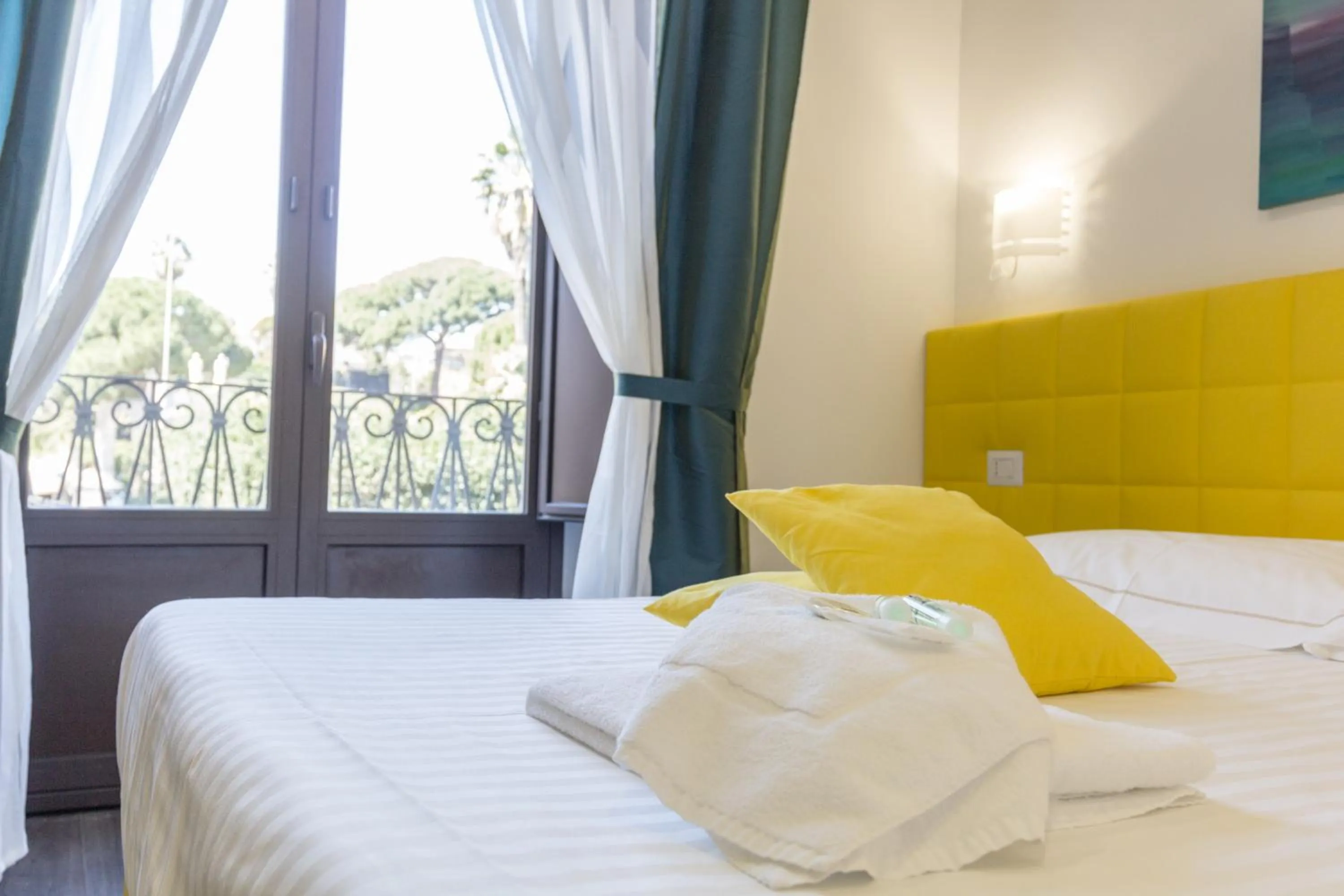 Photo of the whole room, Bed in Etna Suite Group