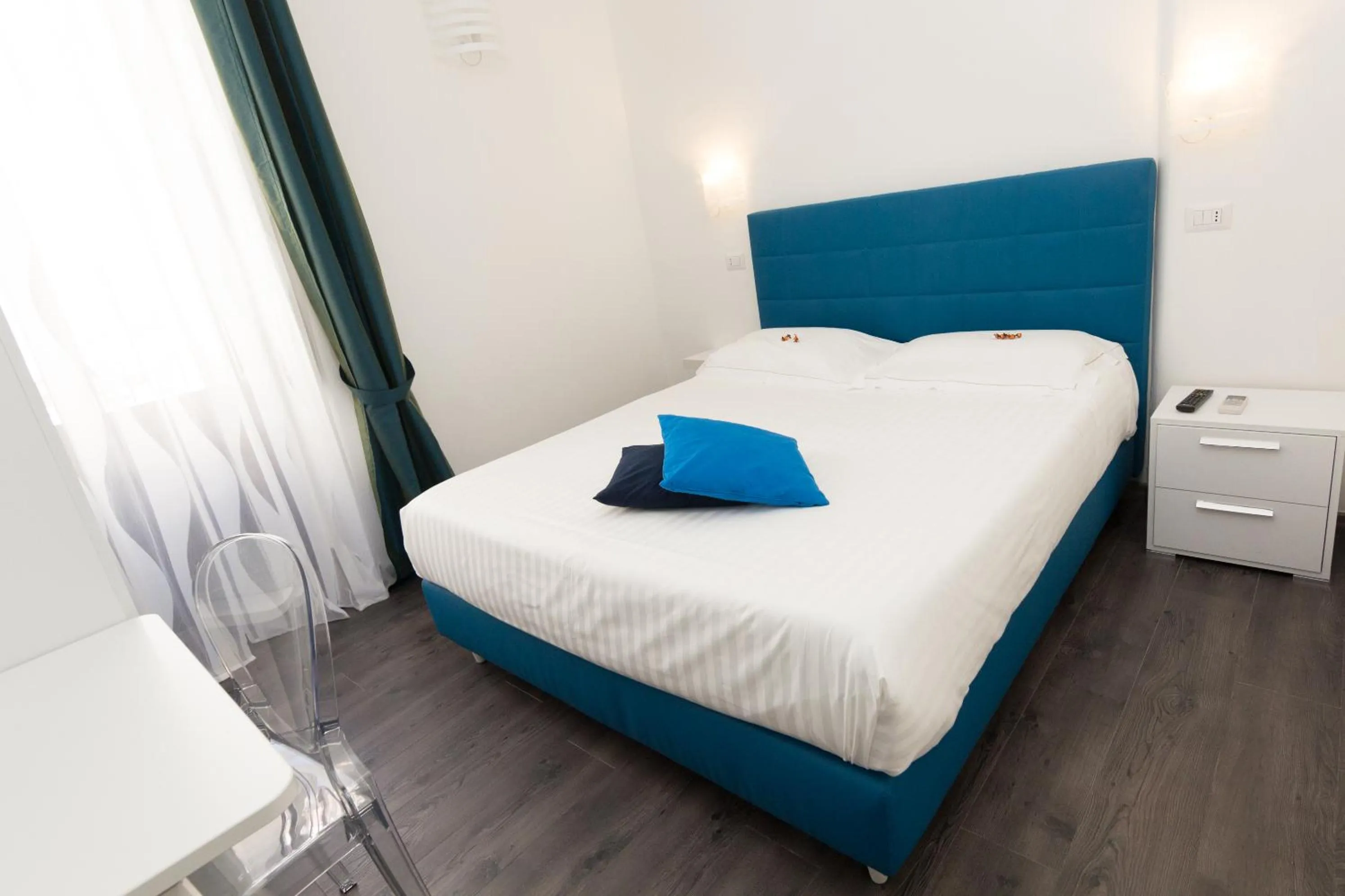 Photo of the whole room, Bed in Etna Suite Group