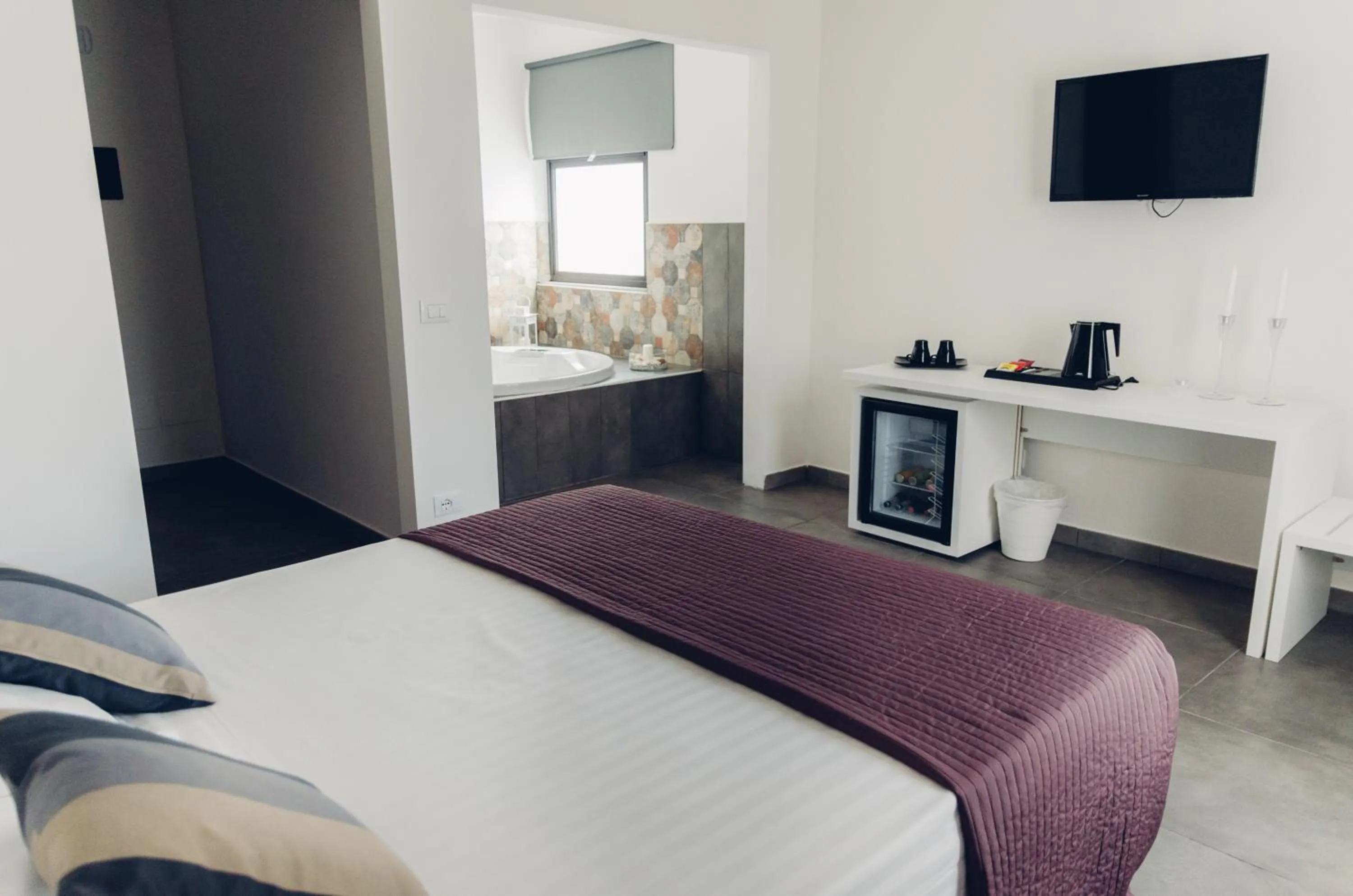 Bedroom, Bed in Etna Suite Group