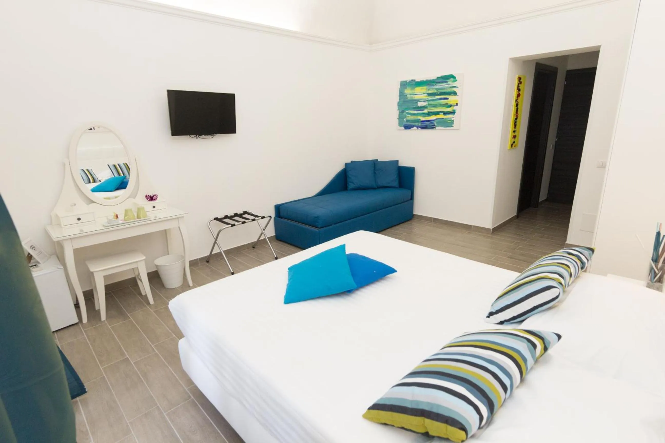 Photo of the whole room, Bed in Etna Suite Group