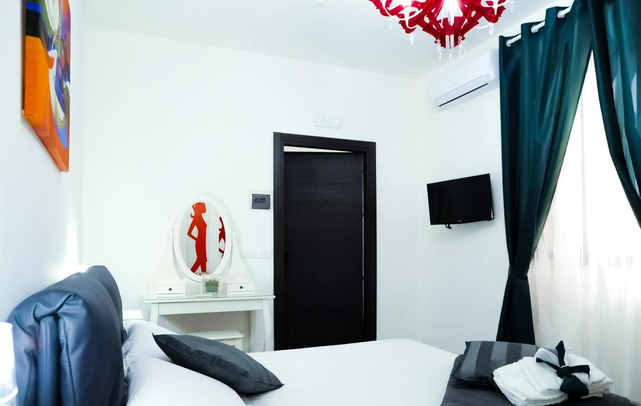 Photo of the whole room, Bed in Etna Suite Group