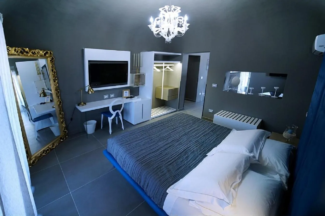 Photo of the whole room, Bed in Etna Suite Group