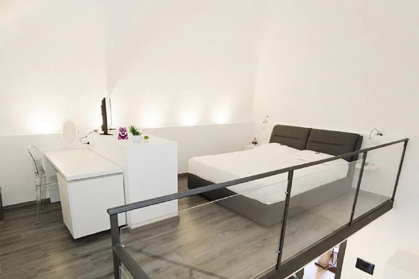 Bed in Etna Suite Group