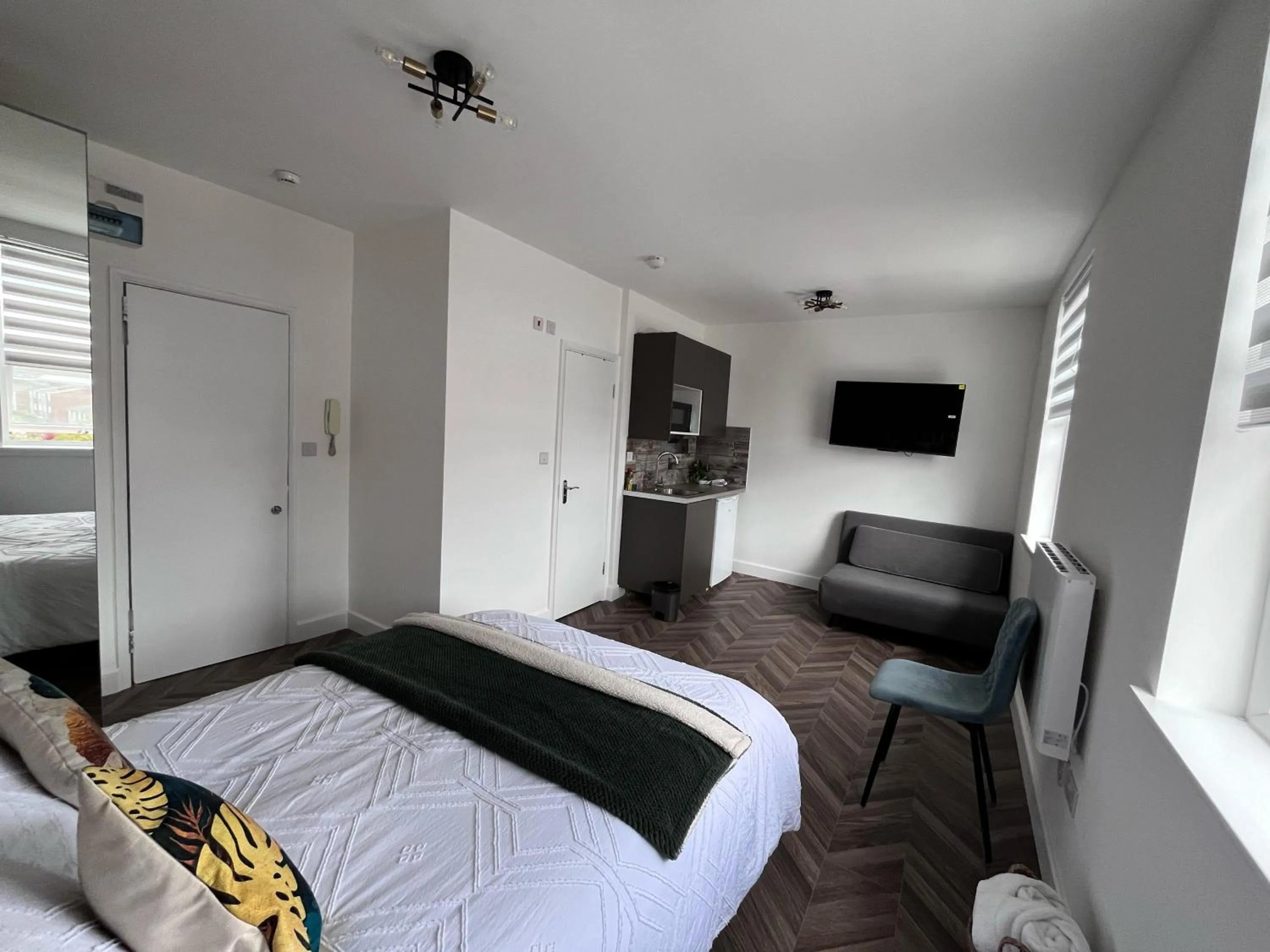 Bedroom, Bed in Dalston Luxe Studios, 10 minutes away from Liverpool Train Station