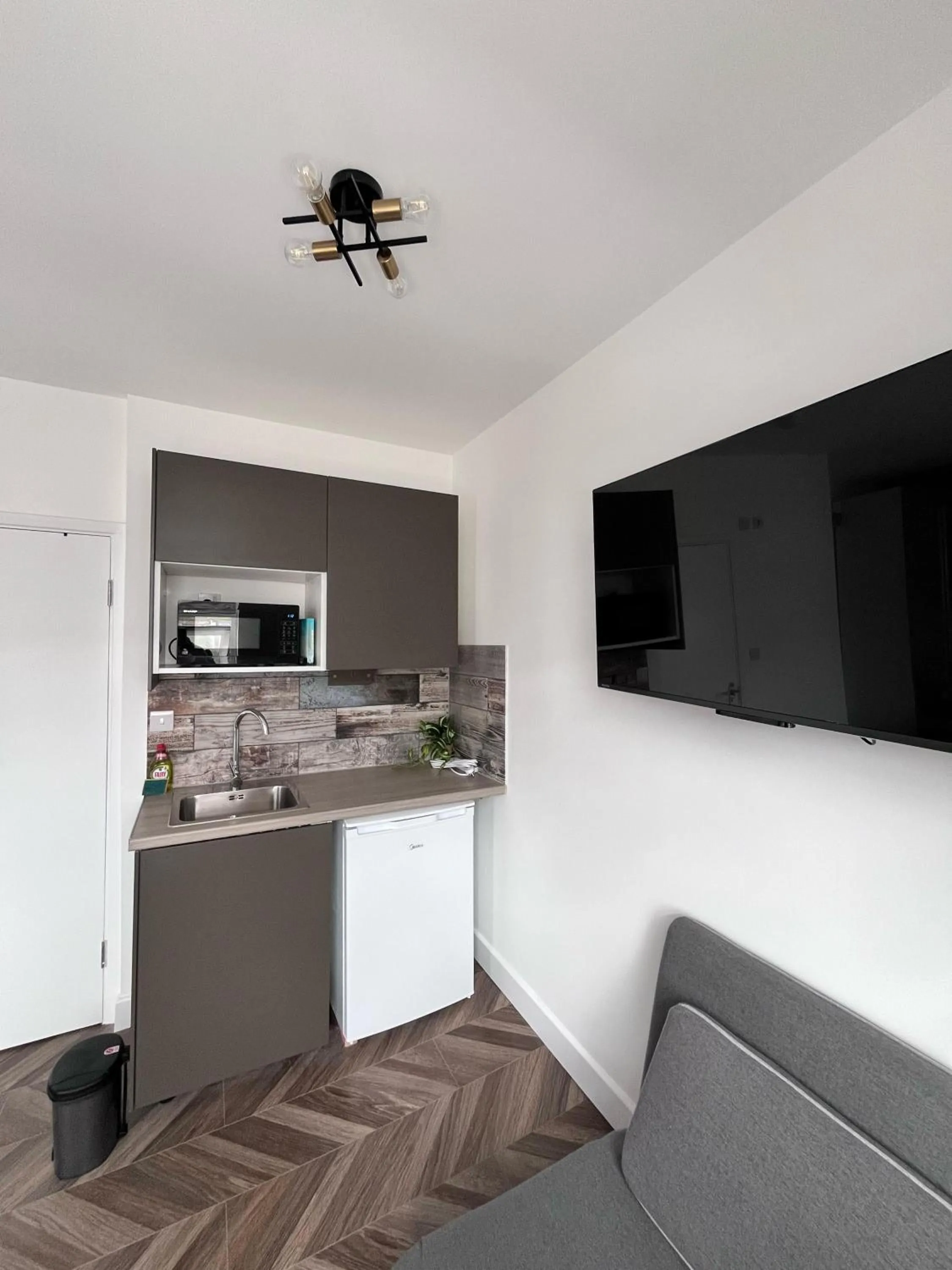 TV and multimedia in Dalston Luxe Studios, 10 minutes away from Liverpool Train Station