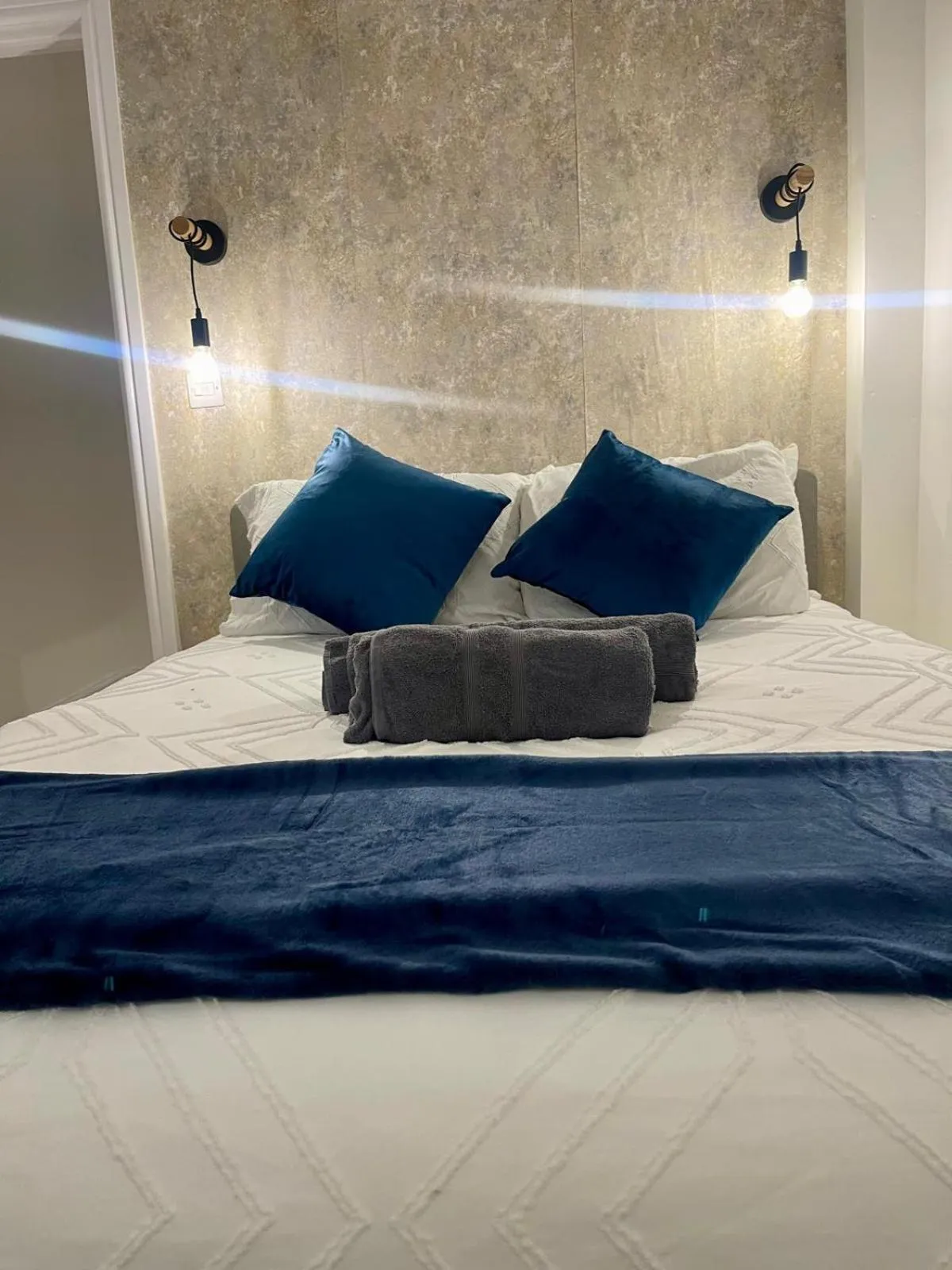 Bedroom, Bed in Dalston Luxe Studios, 10 minutes away from Liverpool Train Station
