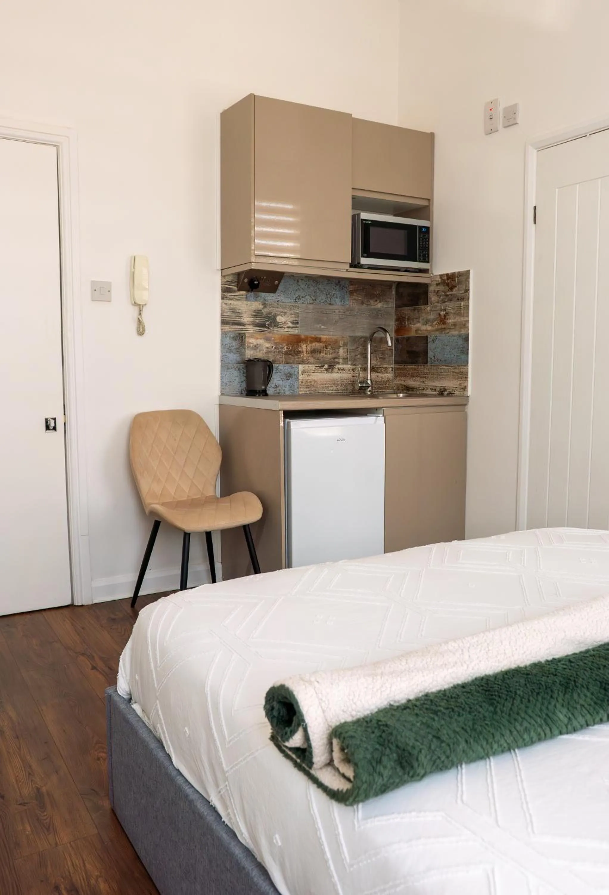 Bedroom, Bed in Dalston Luxe Studios, 10 minutes away from Liverpool Train Station