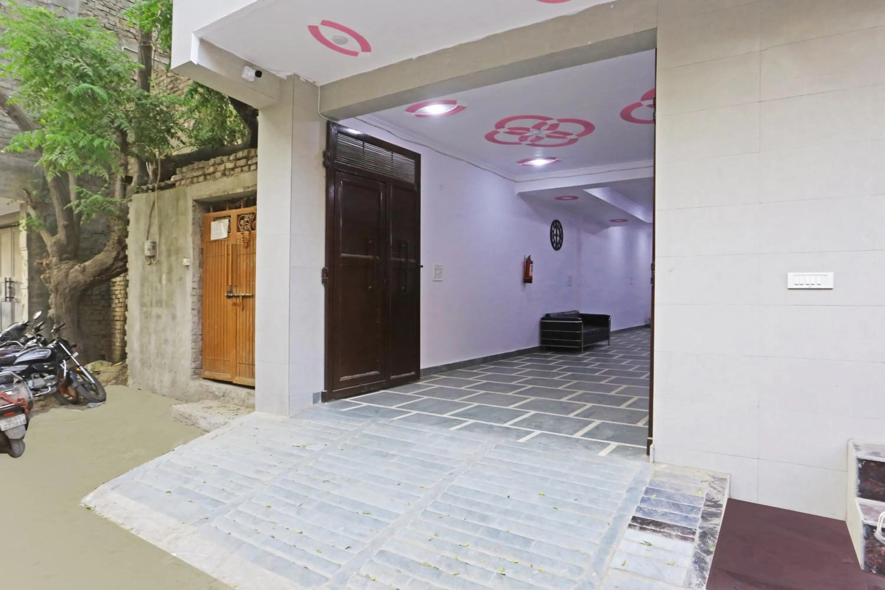 Facade/entrance in Twamev Residency