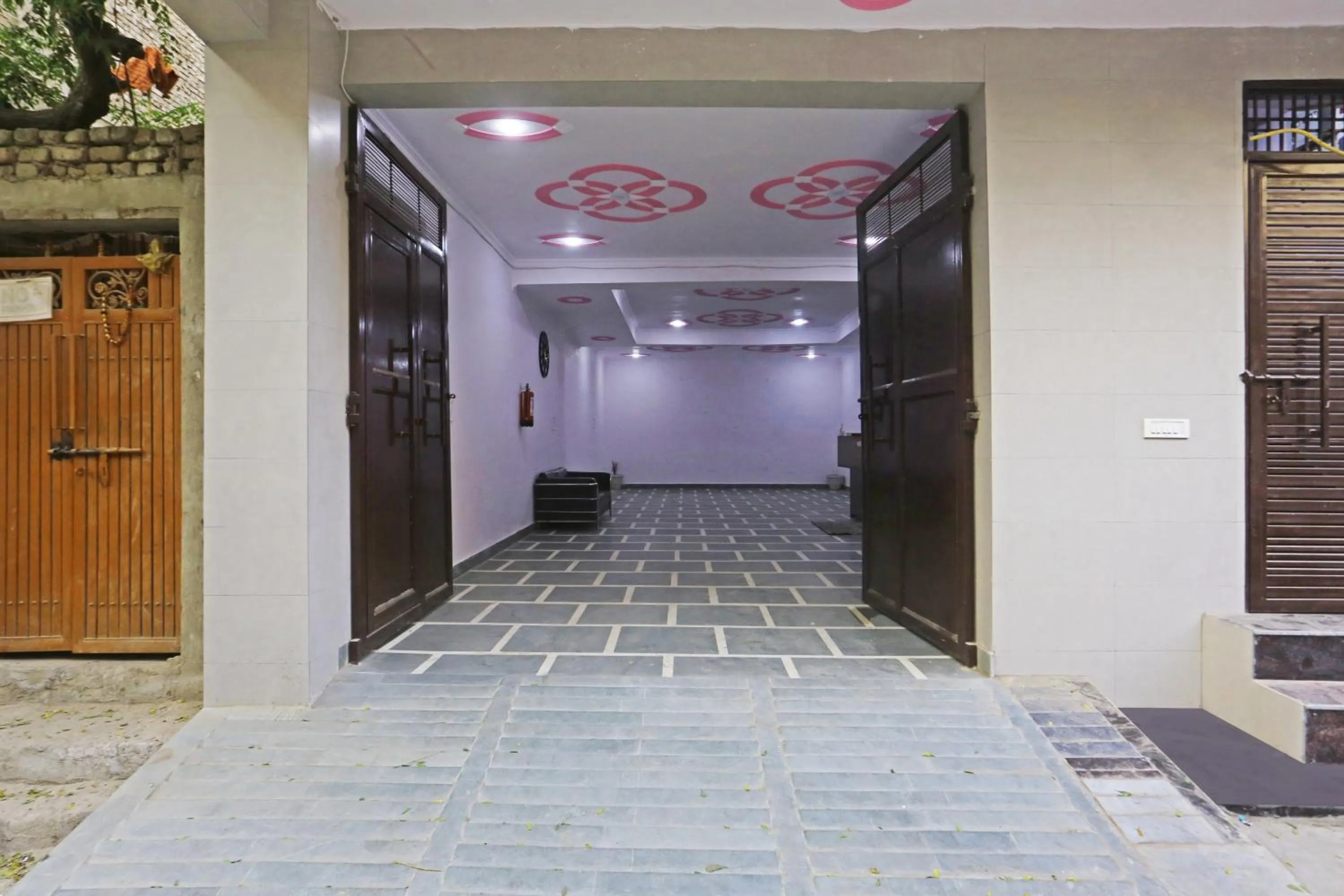 Facade/entrance in Twamev Residency