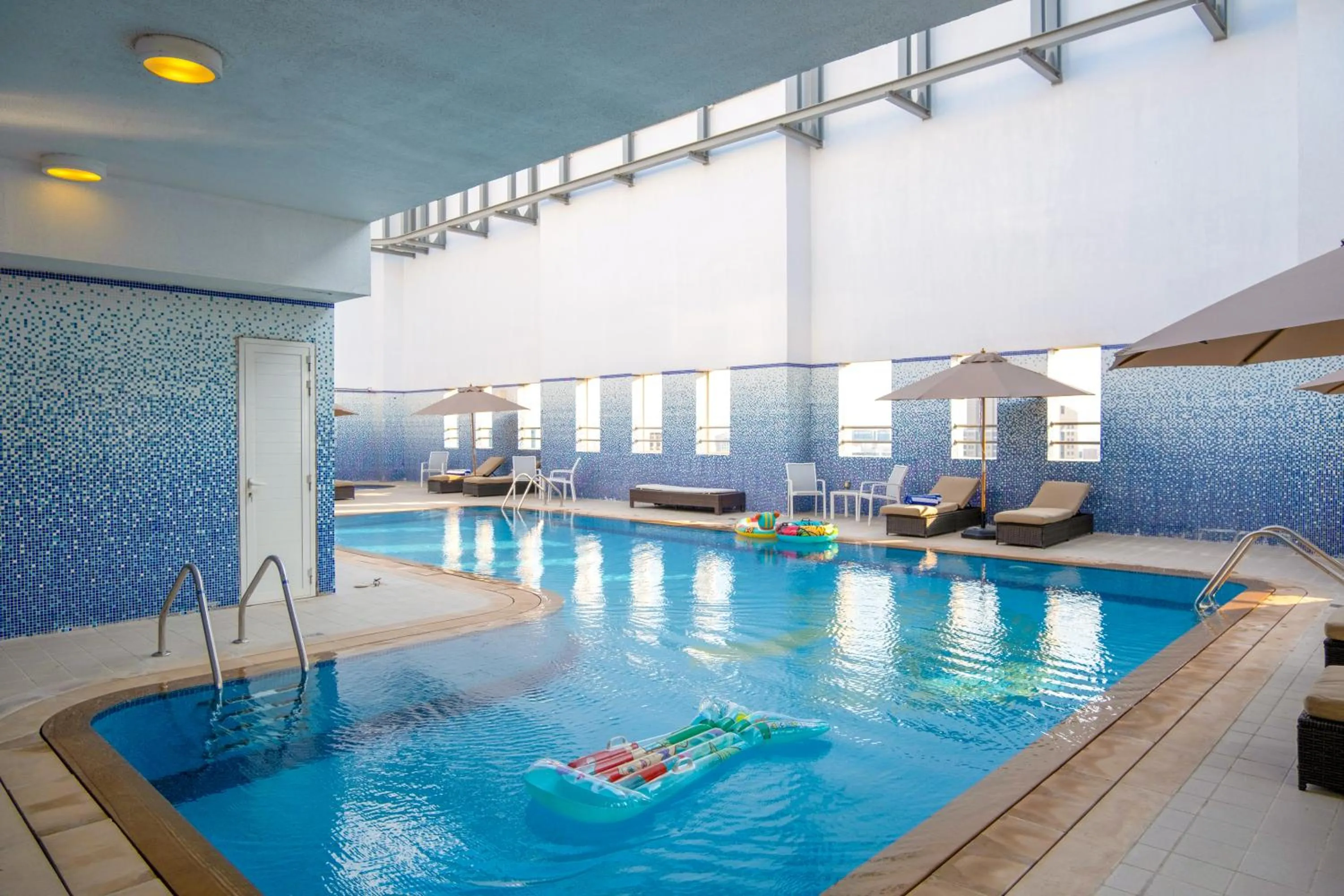 Swimming pool in Jannah Executive Hotel Apartments