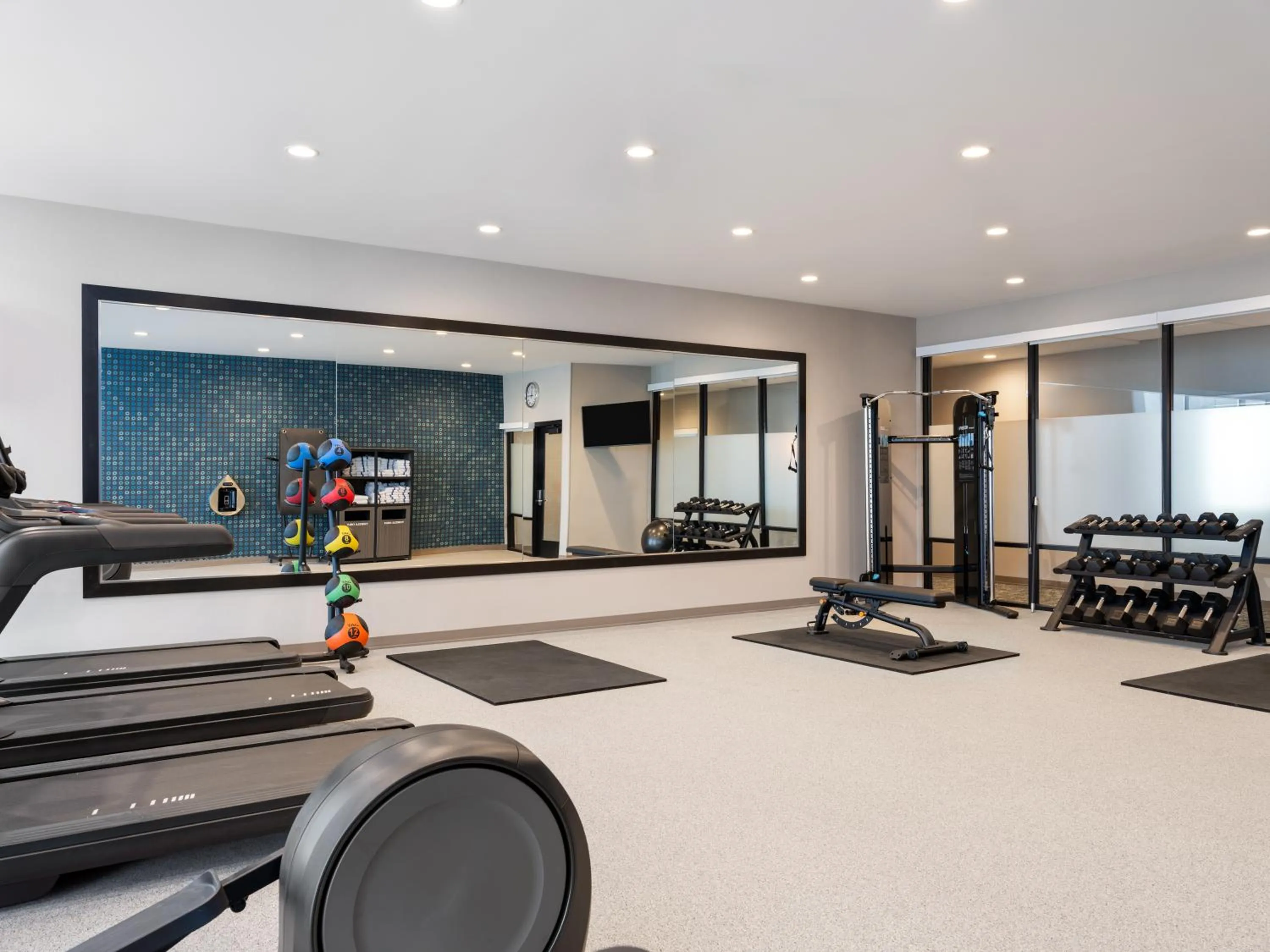 Fitness centre/facilities in La Quinta Inn and Suites by Wyndham Lincoln