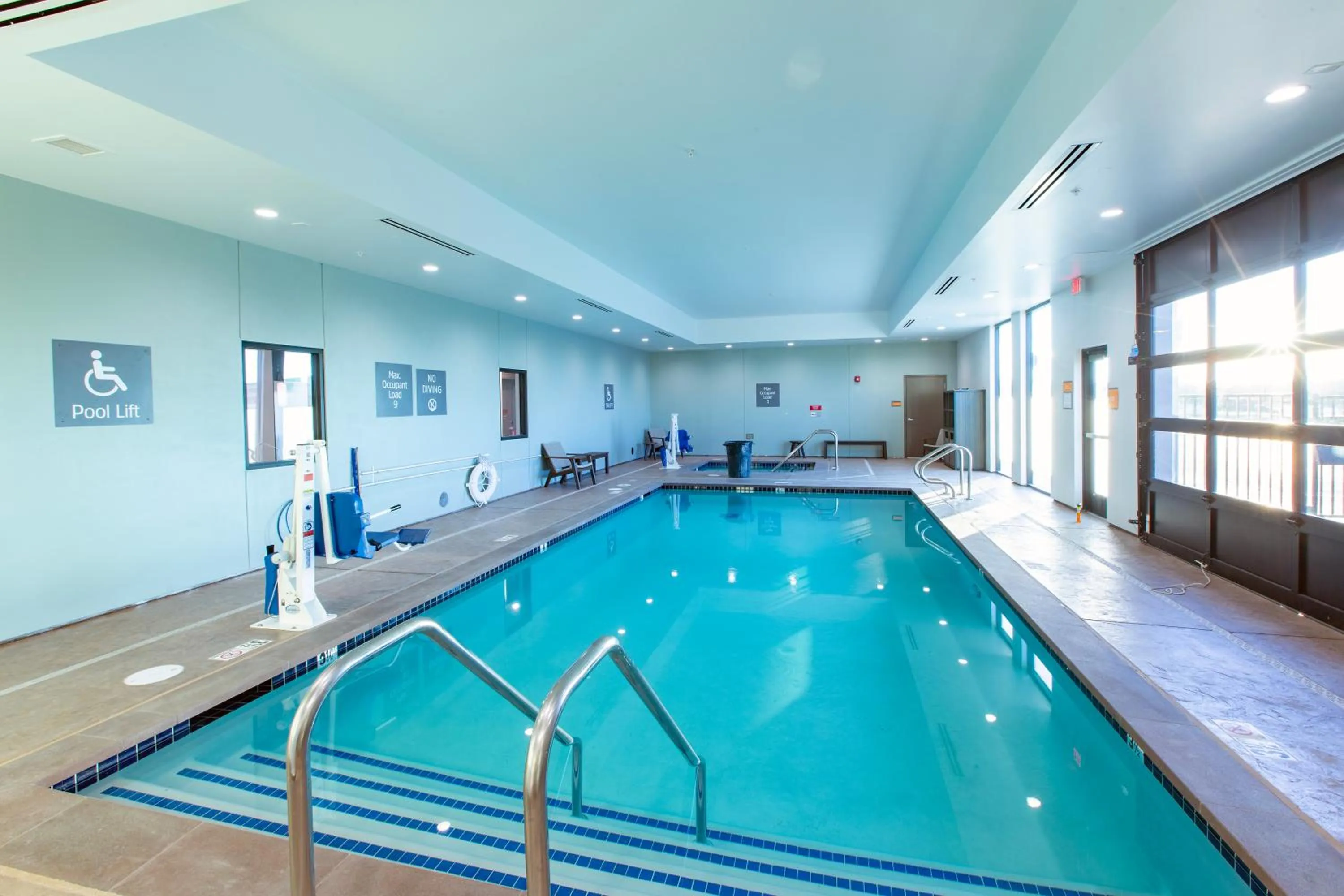 Swimming pool in La Quinta Inn and Suites by Wyndham Lincoln