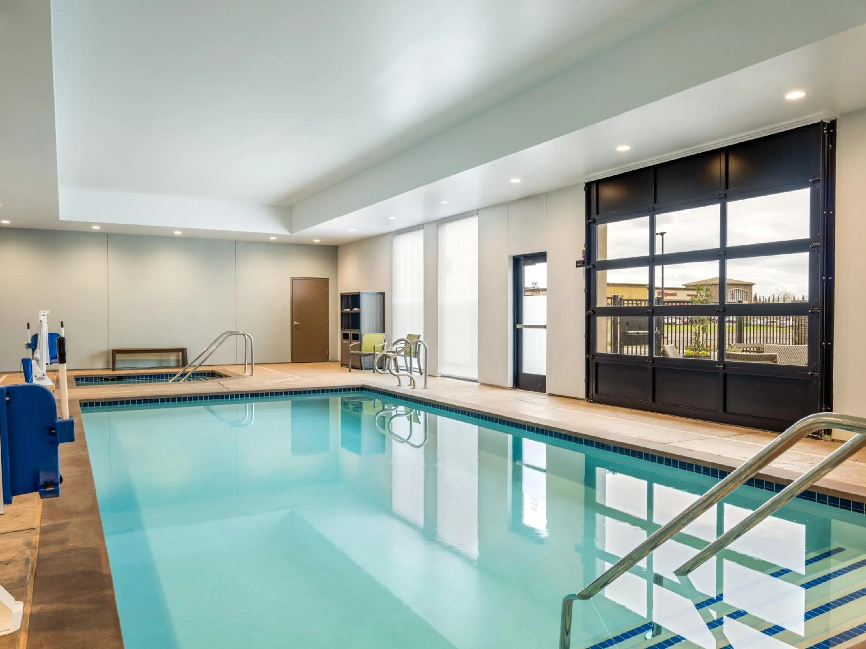 Swimming pool in La Quinta Inn and Suites by Wyndham Lincoln