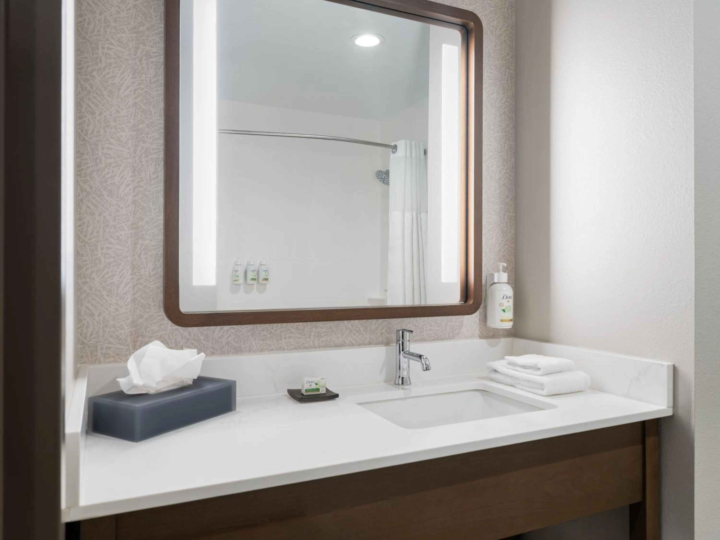 Bathroom in La Quinta Inn and Suites by Wyndham Lincoln
