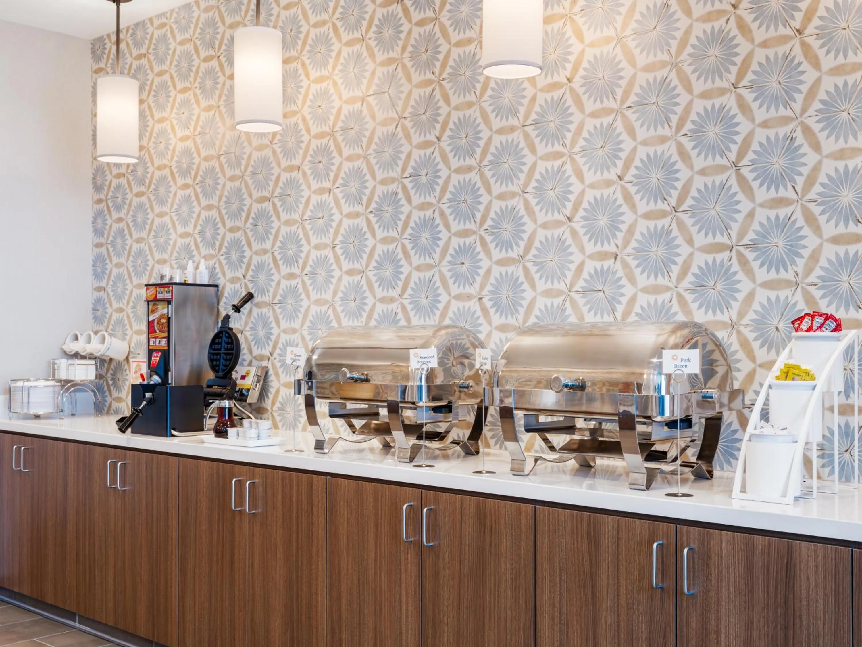 Breakfast in La Quinta Inn and Suites by Wyndham Lincoln