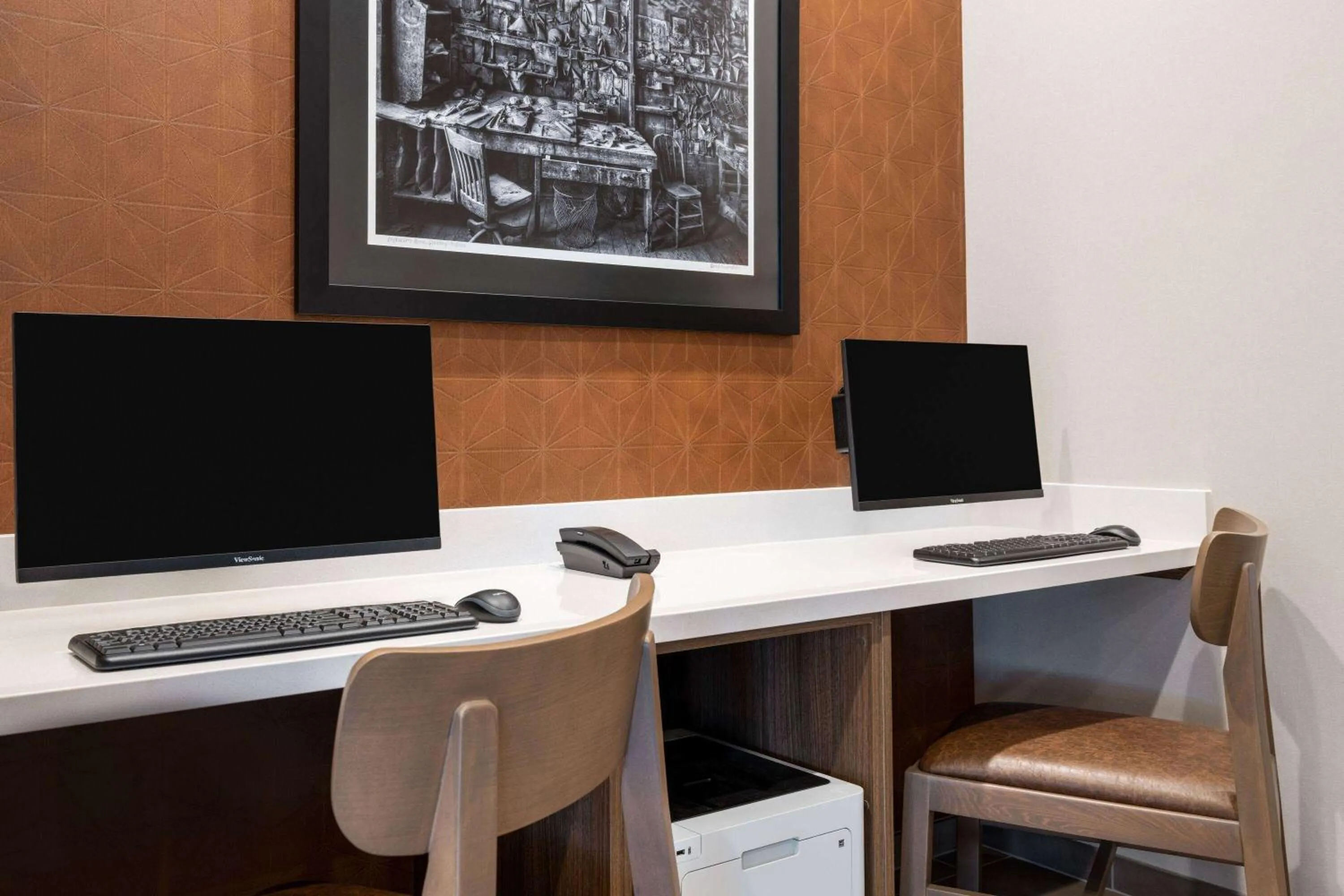 Business facilities in La Quinta Inn and Suites by Wyndham Lincoln