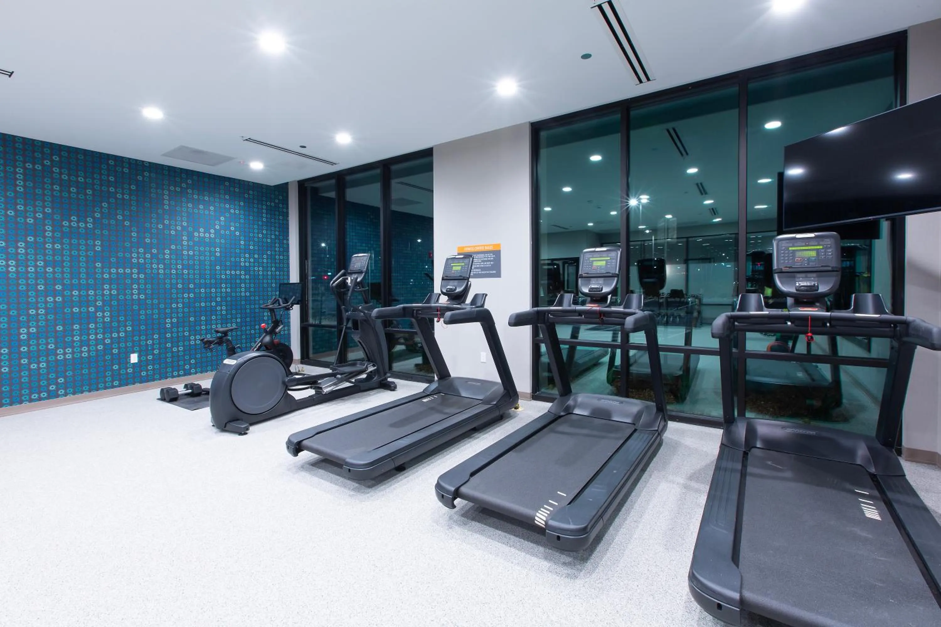 Fitness centre/facilities in La Quinta Inn and Suites by Wyndham Lincoln