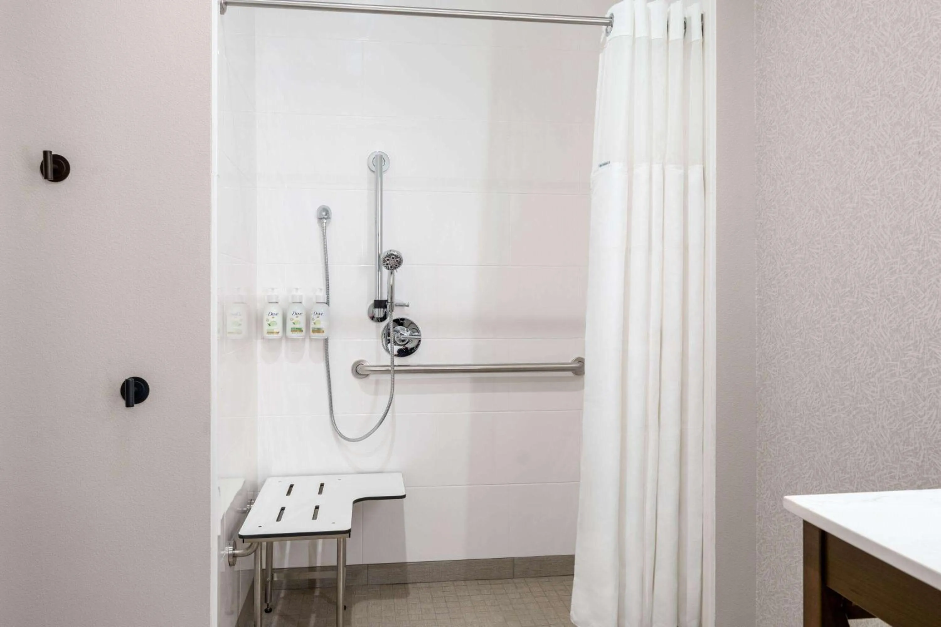 Shower in La Quinta Inn and Suites by Wyndham Lincoln