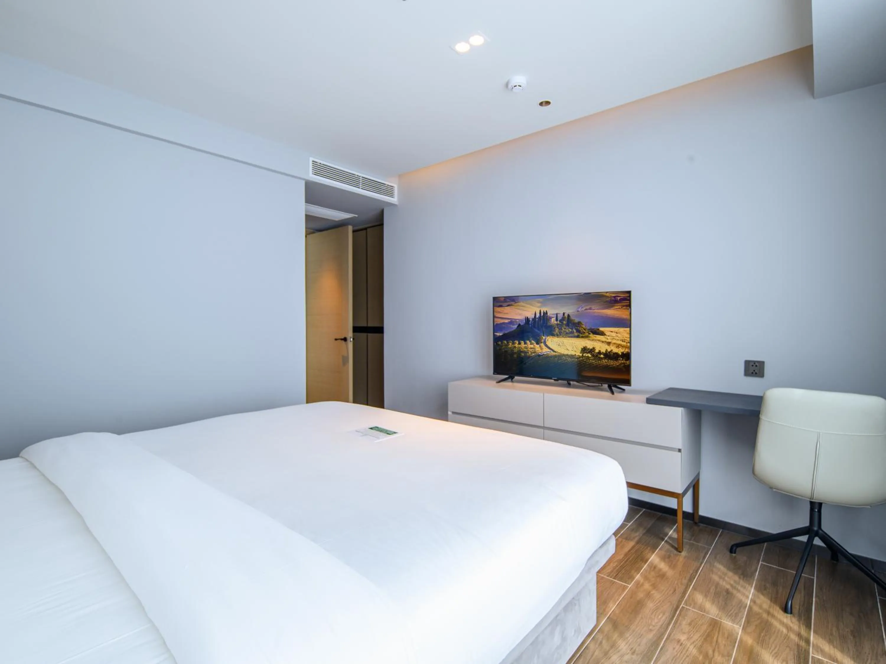 Bed in Beverly Mountain Bay, Trademark Collection by Wyndham