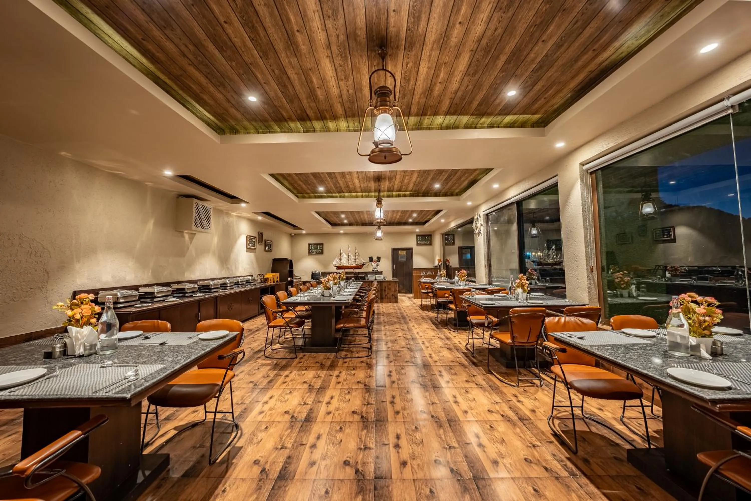 Restaurant/places to eat in Aamari Resort