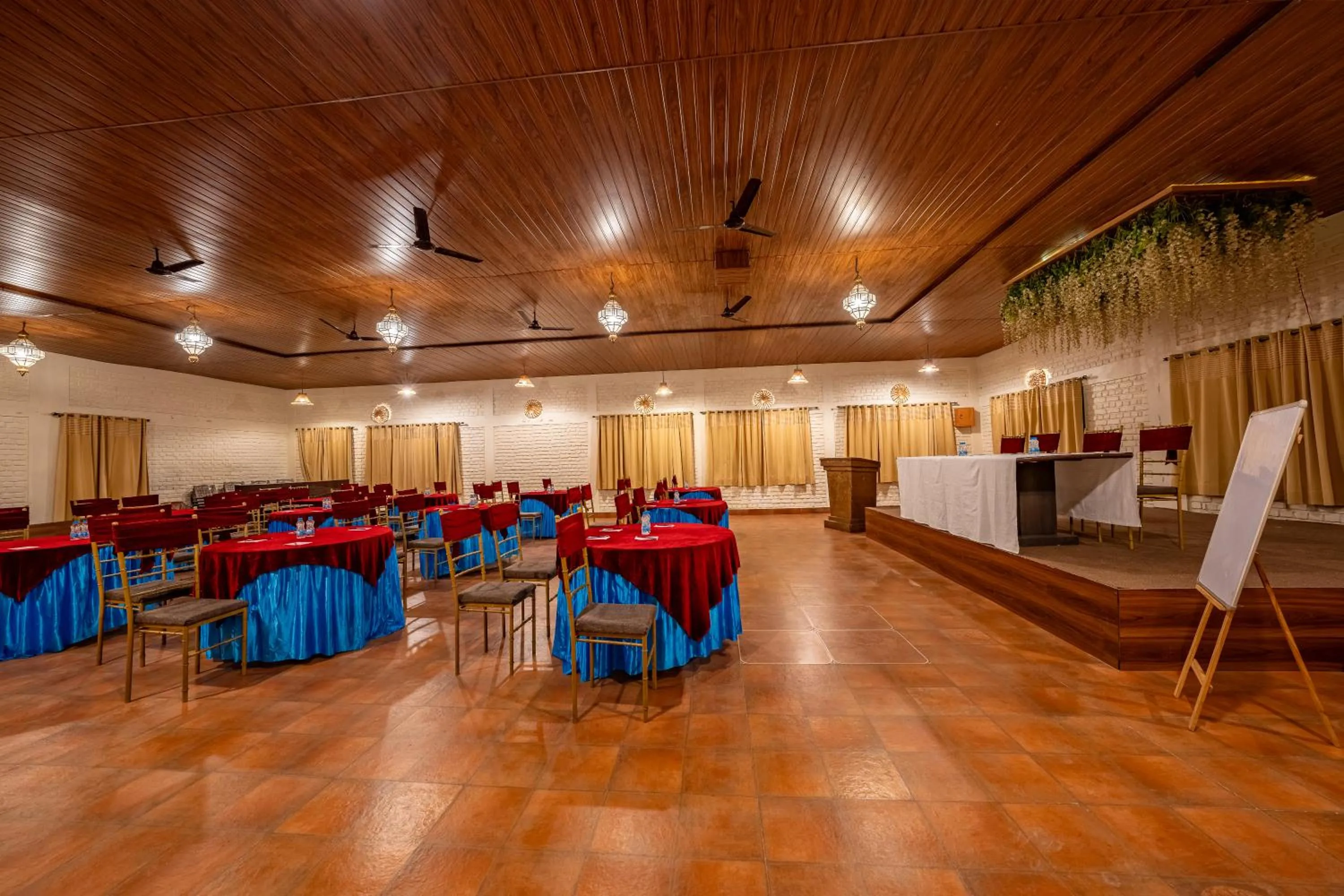 Restaurant/places to eat in Aamari Resort