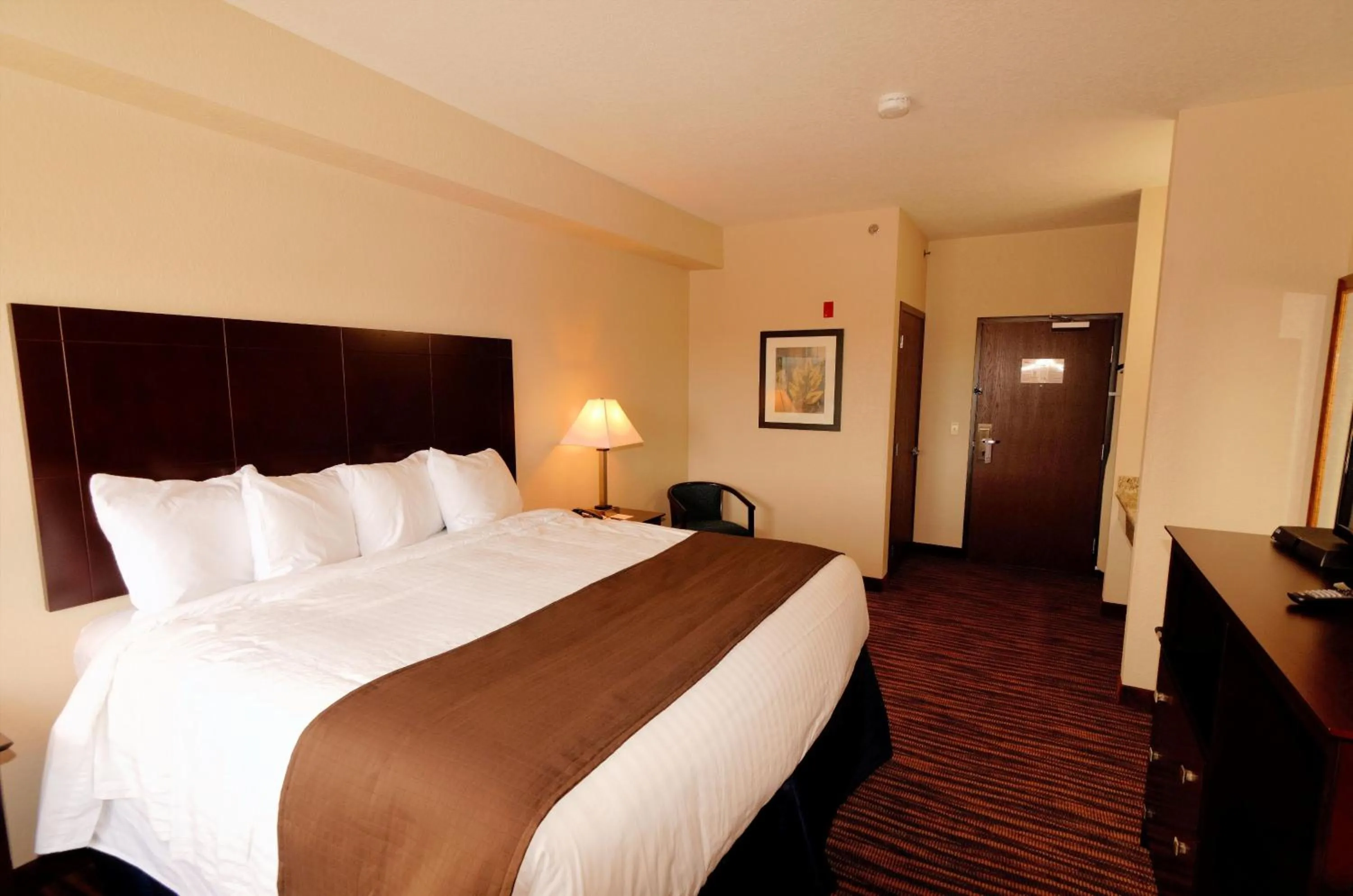 Bed in Cobblestone Inn & Suites - Denison | Oak Ridge