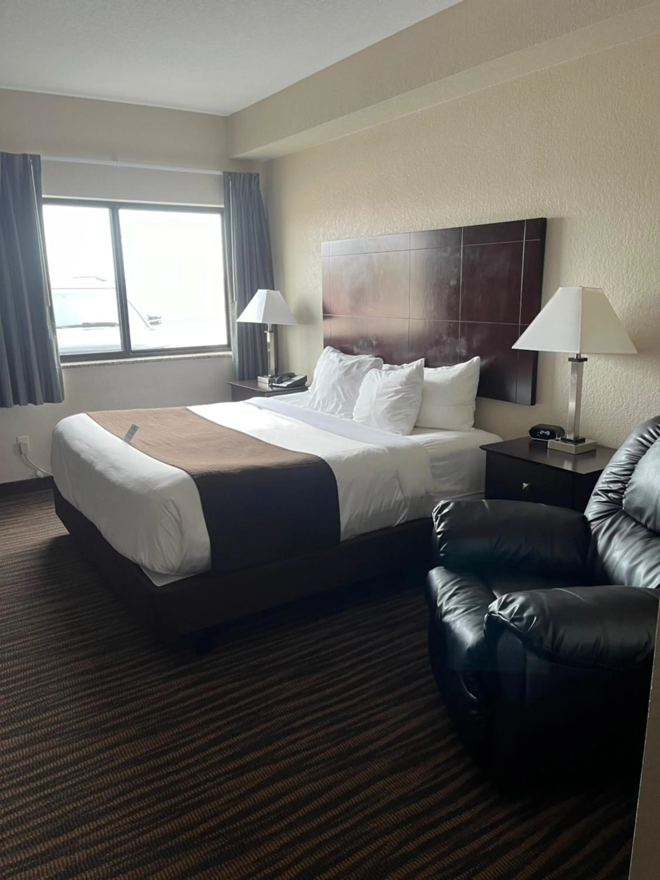 Bed in Cobblestone Inn & Suites - Denison | Oak Ridge