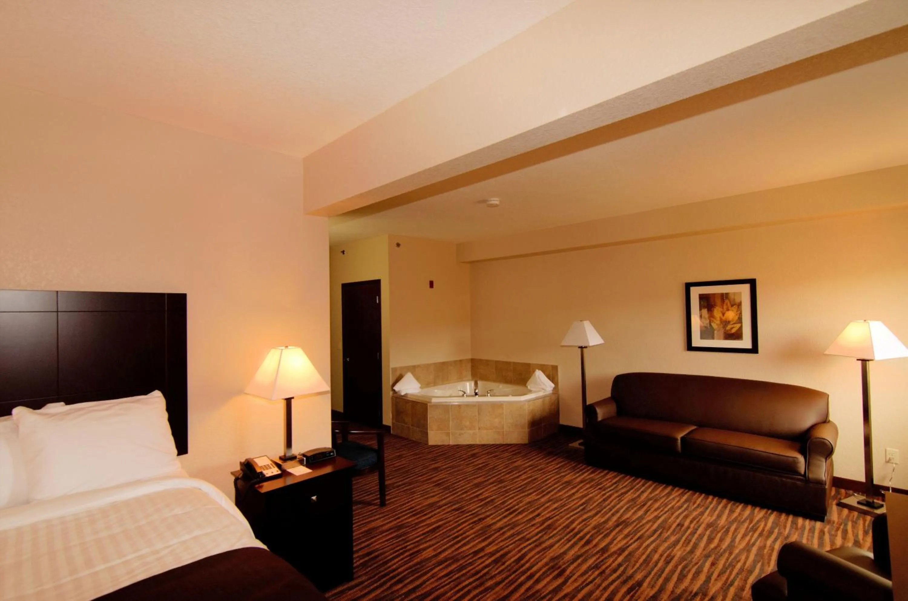 Bed in Cobblestone Inn & Suites - Denison | Oak Ridge