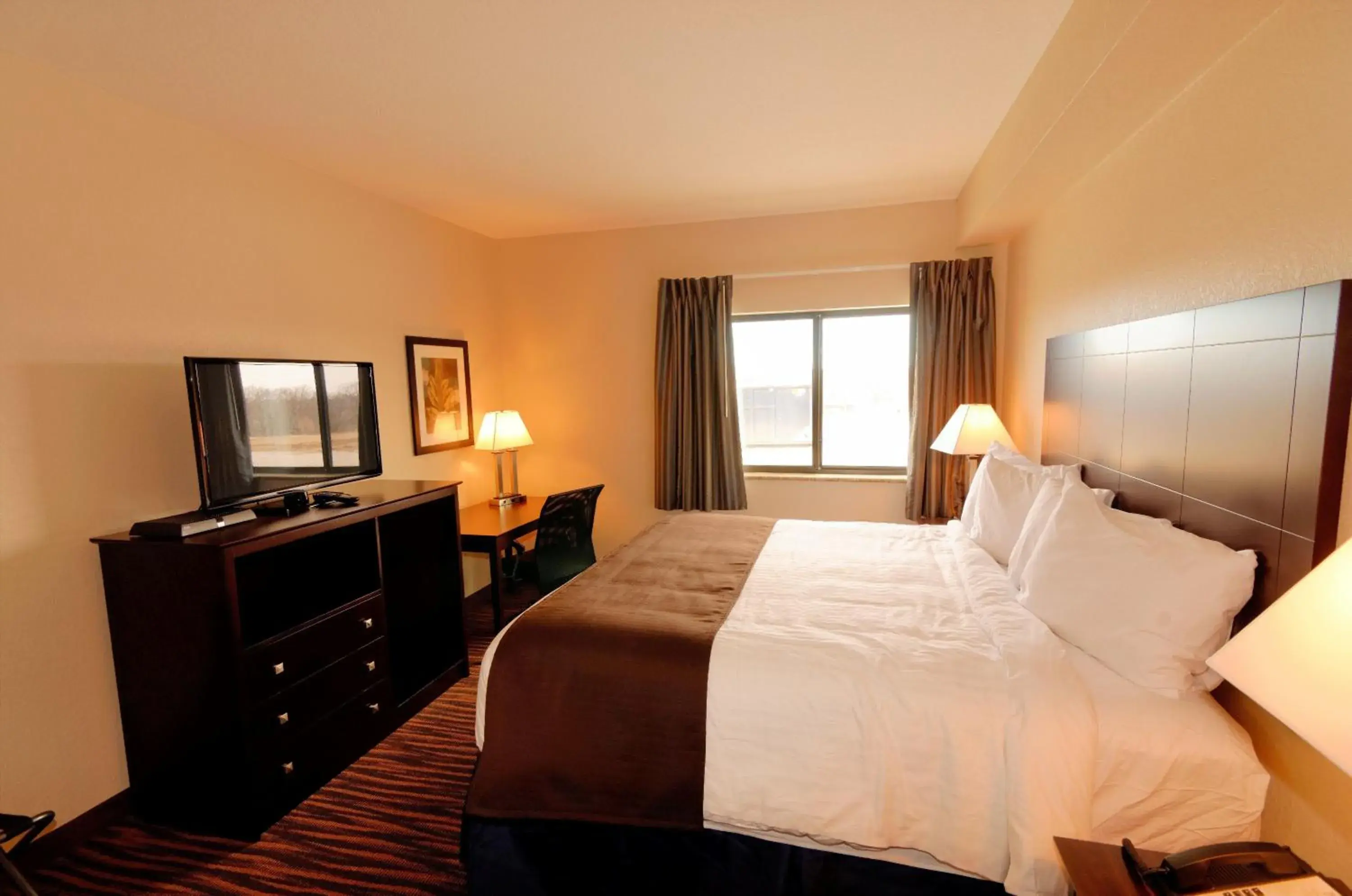 Suite with Spa Bath in Cobblestone Inn & Suites - Denison | Oak Ridge Suite with Spa Bath in Cobblestone Inn & Suites - Denison | Oak Ridge