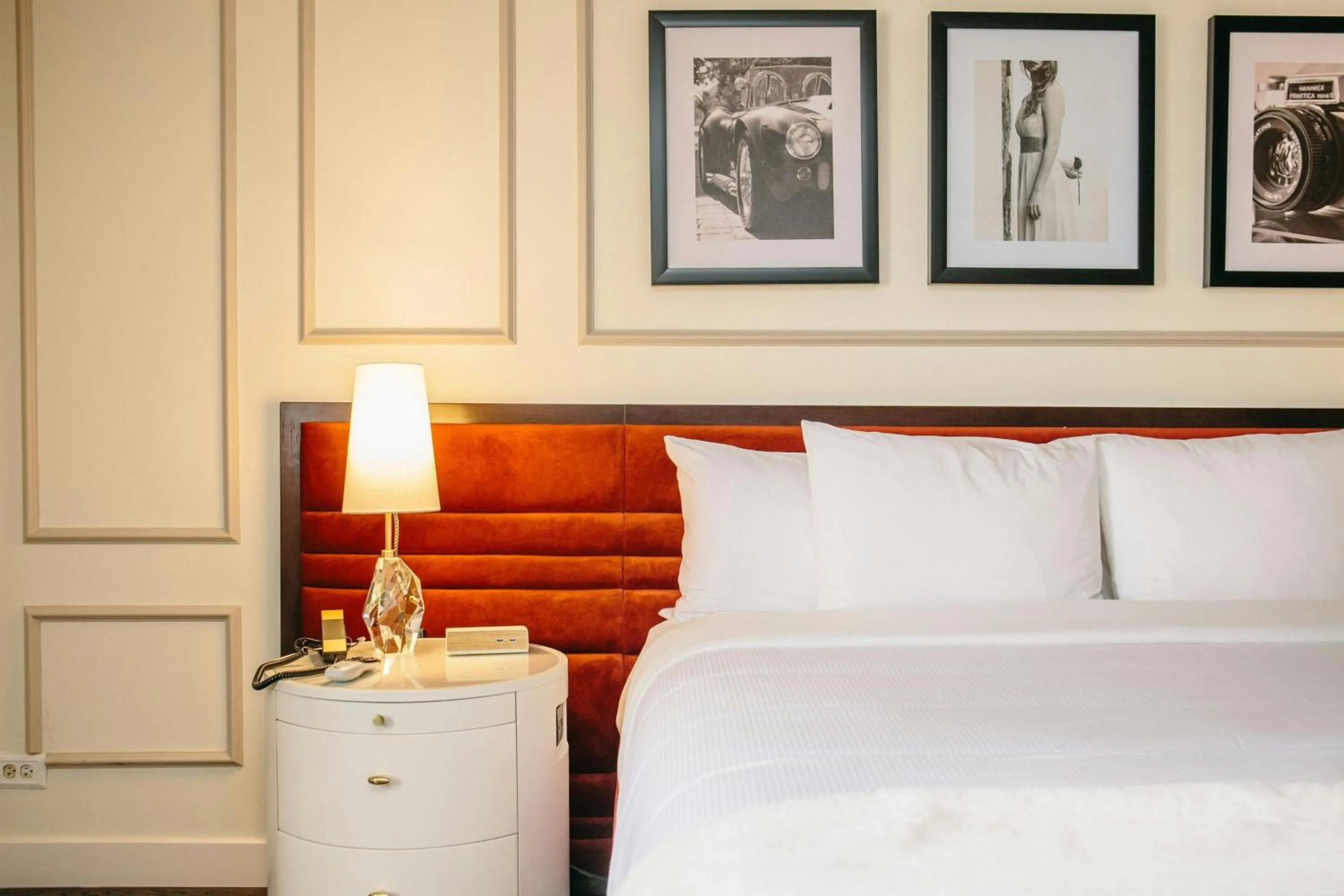 Photo of the whole room, Bed in The Drake Oak Brook, Autograph Collection