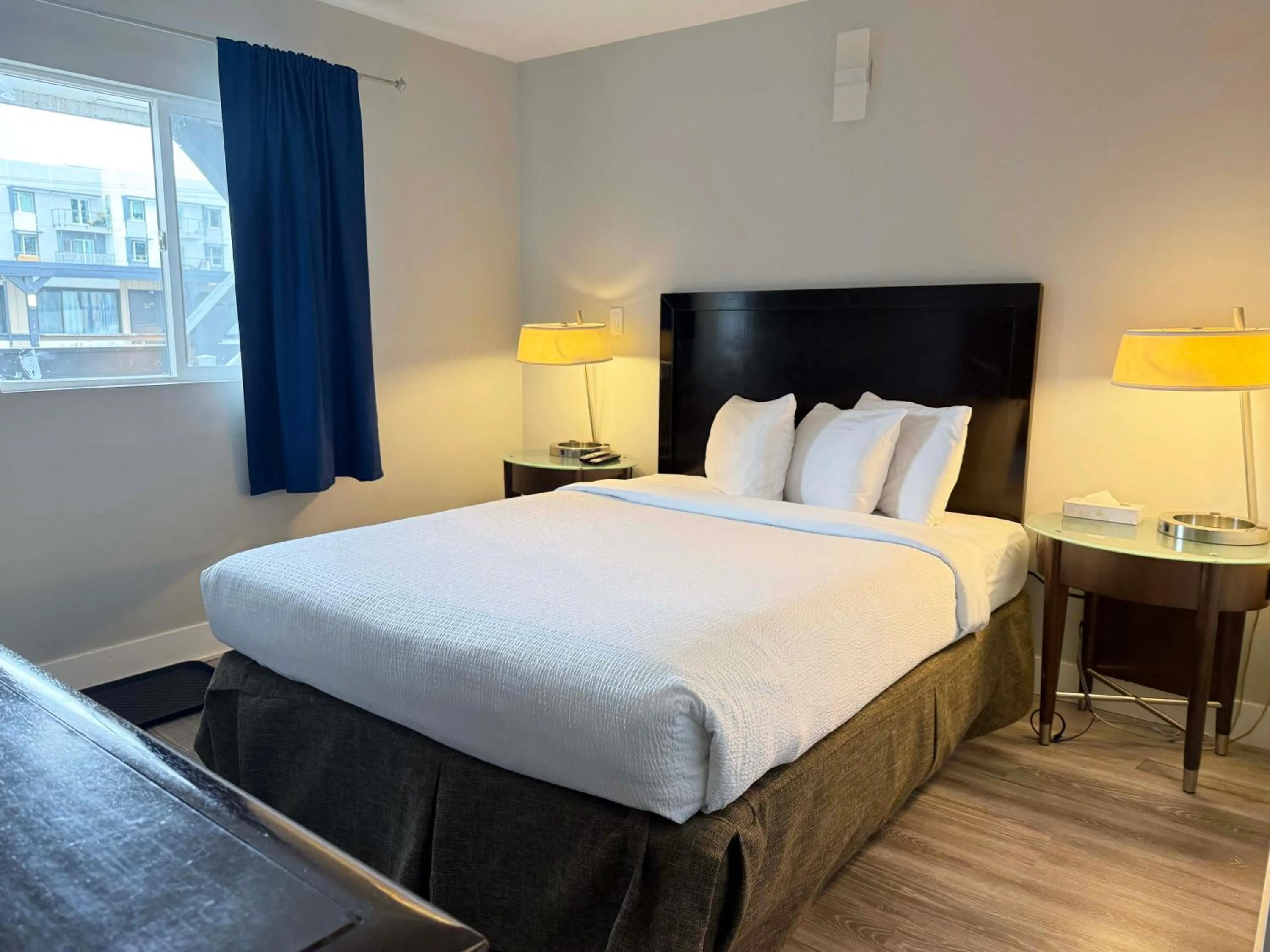 Bedroom, Bed in Departure Bay Motel