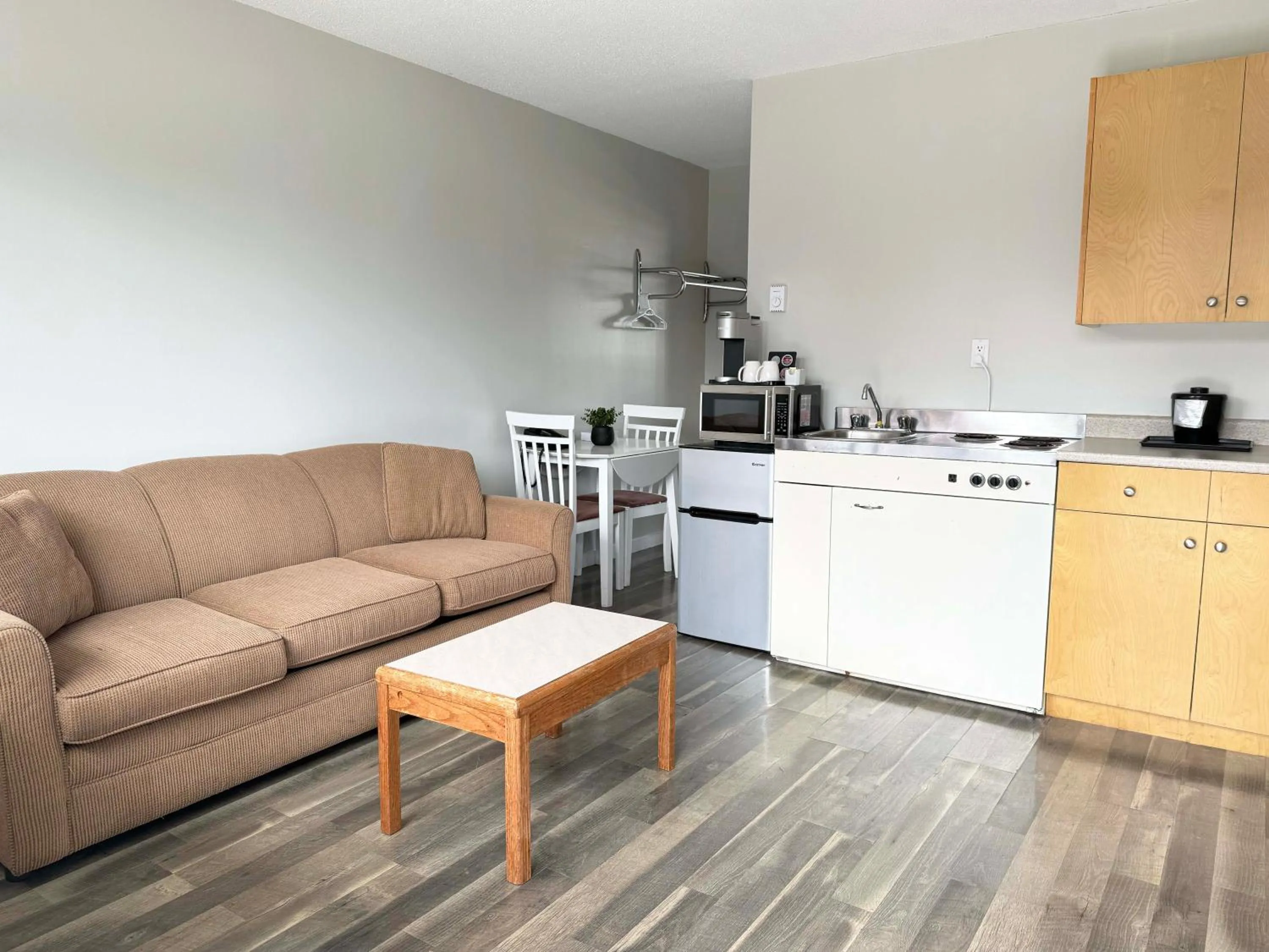 Kitchen or kitchenette in Departure Bay Motel