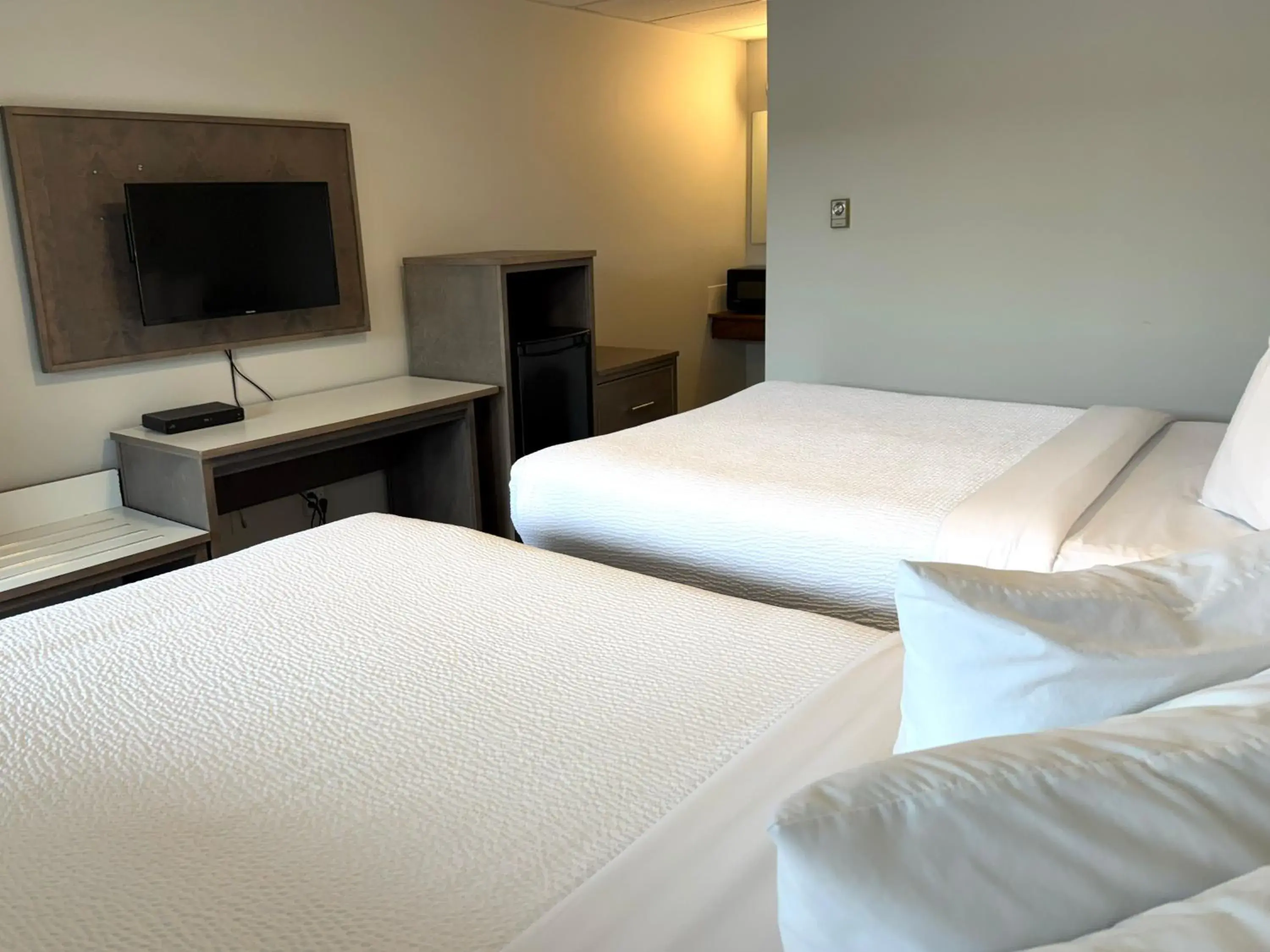 Double Room with Two Double Beds in Departure Bay Motel Double Room with Two Double Beds in Departure Bay Motel