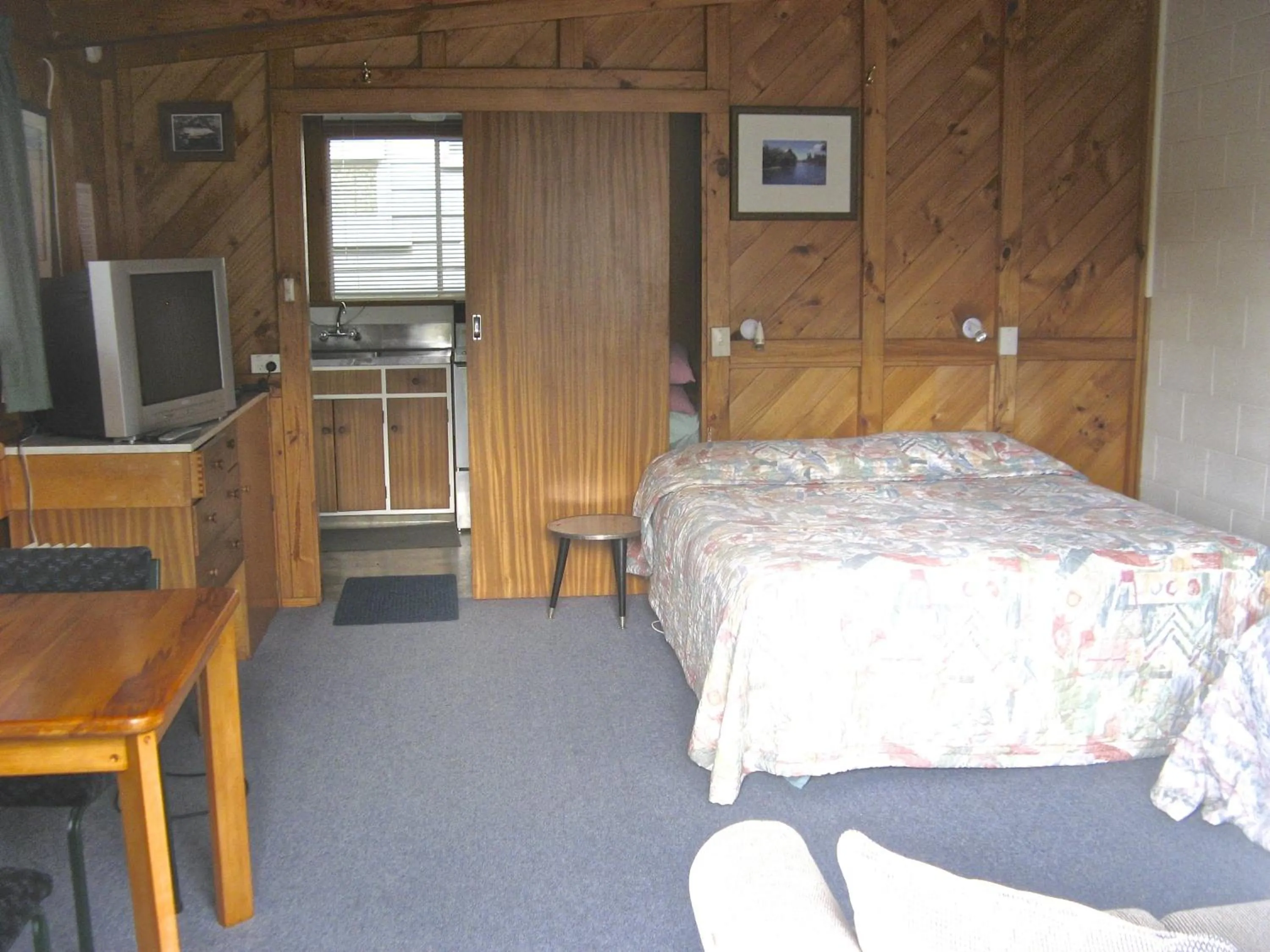Living room, Bed in Tongariro River Motel