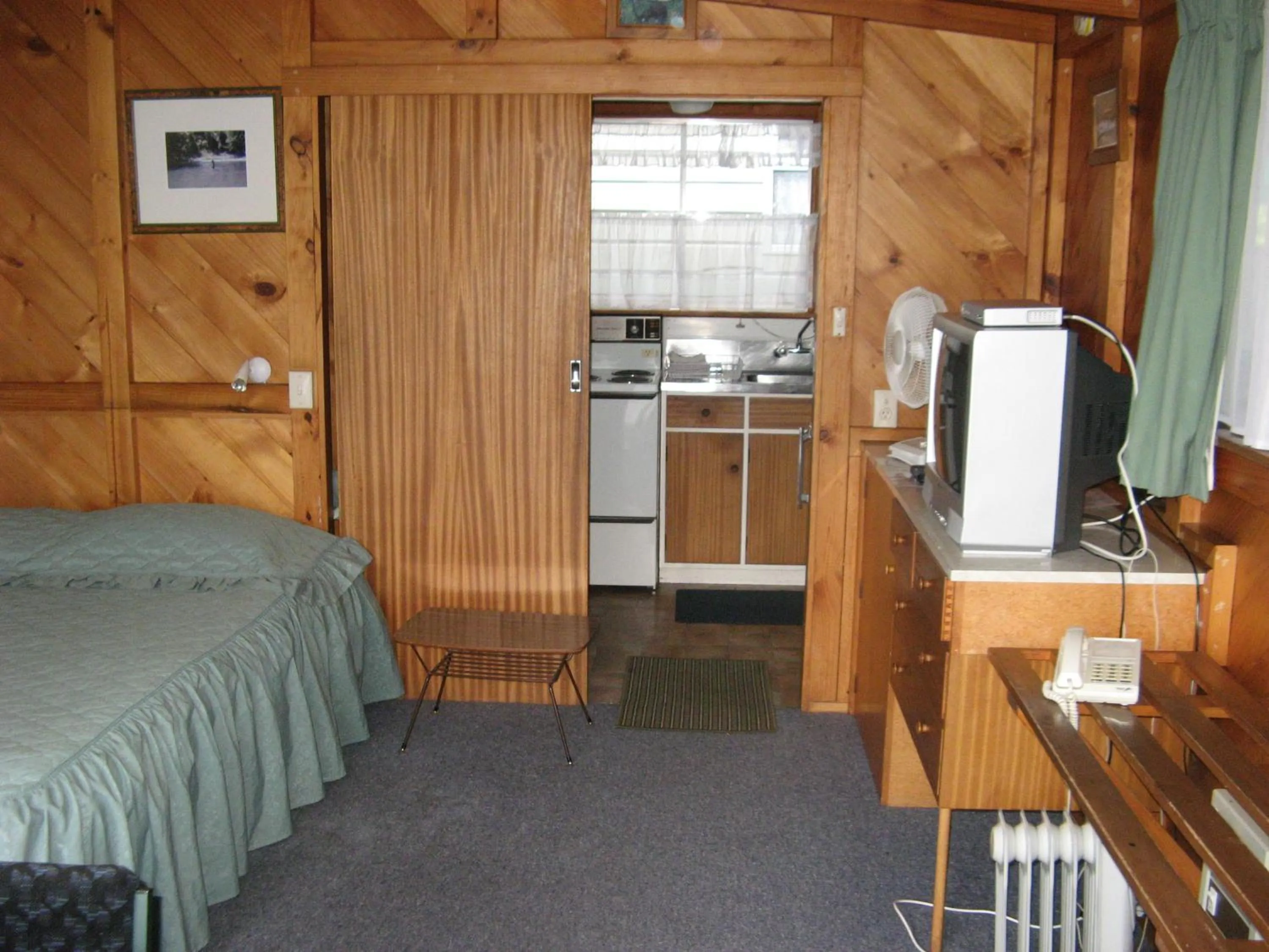 Kitchen or kitchenette, Bed in Tongariro River Motel
