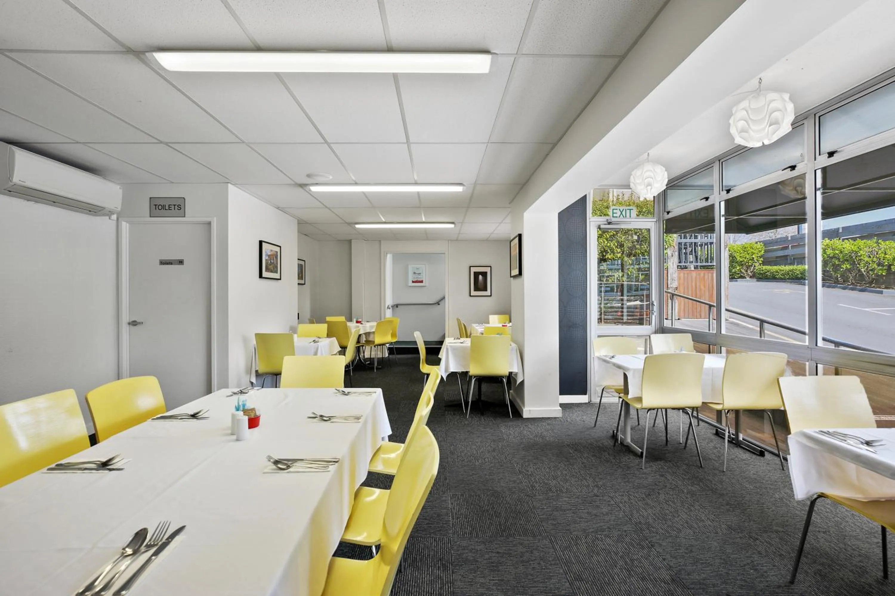 Restaurant/places to eat in Heartland Ambassador Hotel Hamilton